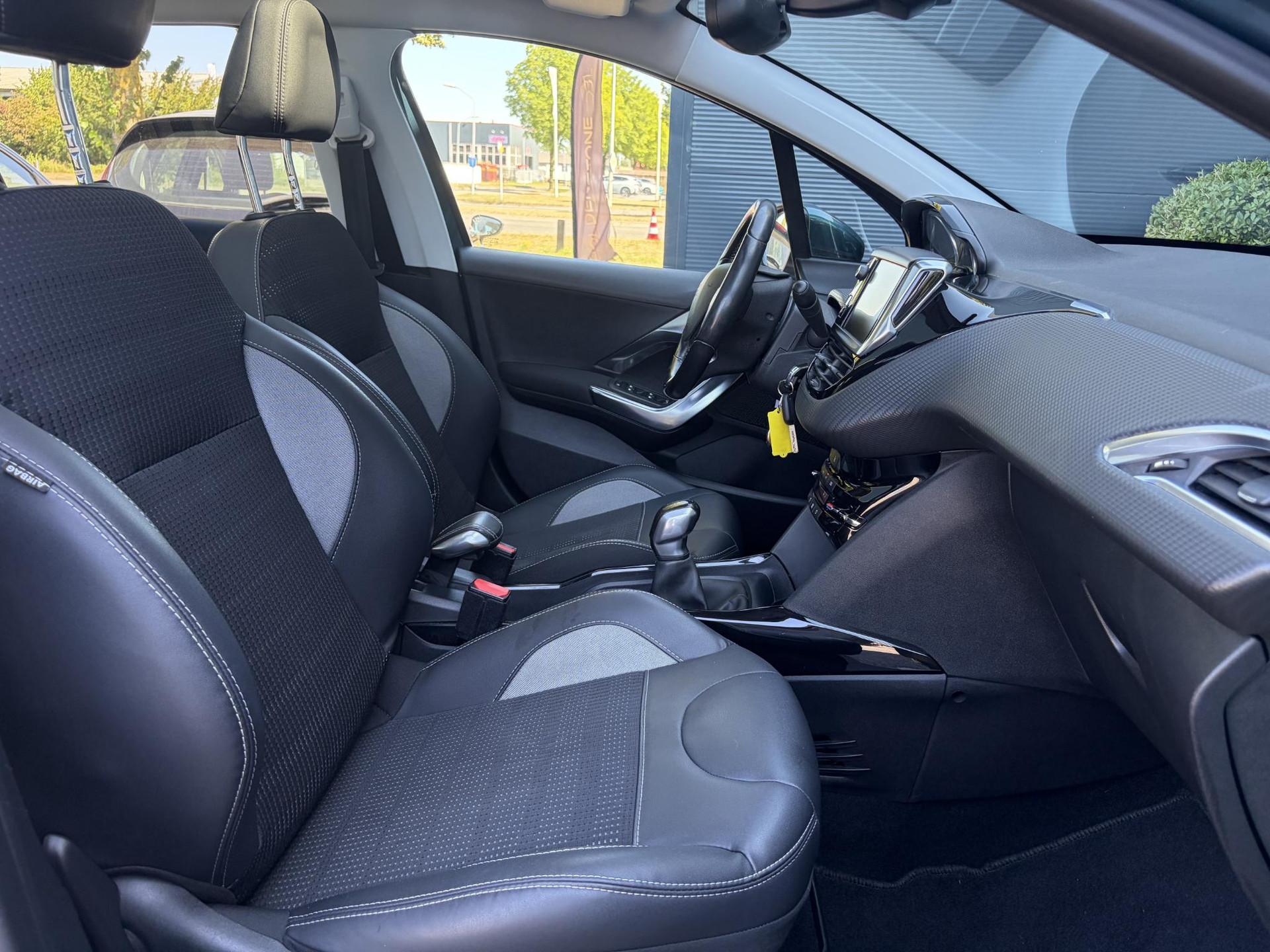 Peugeot 2008 1.2 PureTech Allure D-riem vv in 02-2026 l Pano l Carplay l Camera l Halfleder l 110pk l Dealer Onderhouden l 2e Eigenaar l Navi l Clima l Cruise l Pdc l Lm velgen l Apk tot 02-2027