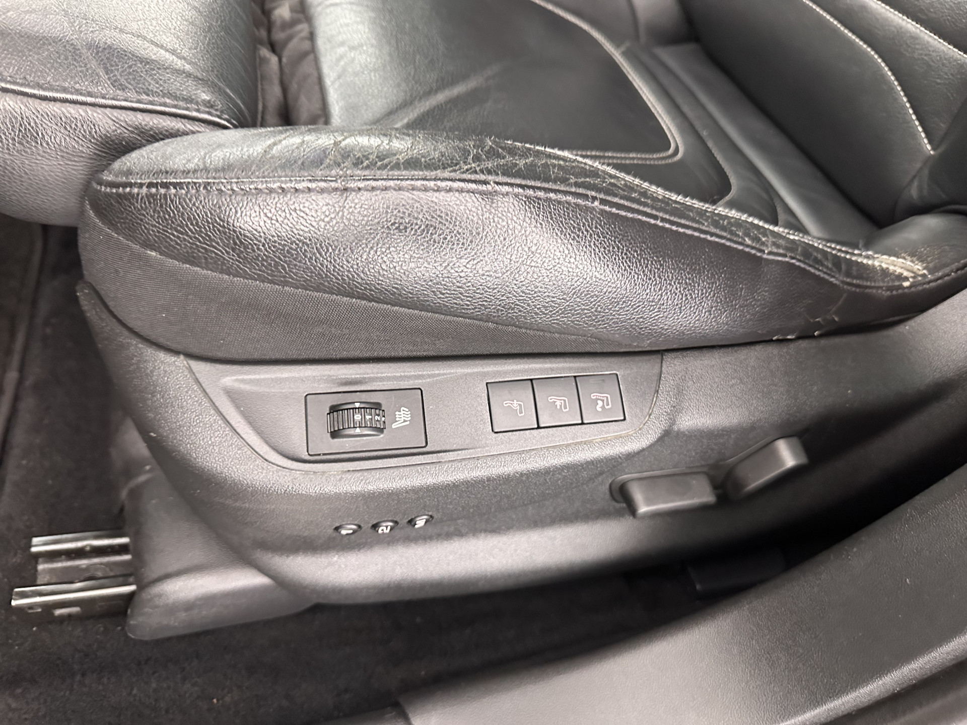 Citroën DS5 2.0 Hybrid4 Business Executive AWD Aut. *PANO | XENON | LEATHER | MEMORY-PACK | NAVI-FULLMAP | KEYLESS | CAMERA | HEAD-UP | MASSAGE | CRUISE | SPORT-SEATS | TOWBAR | 17"ALU*