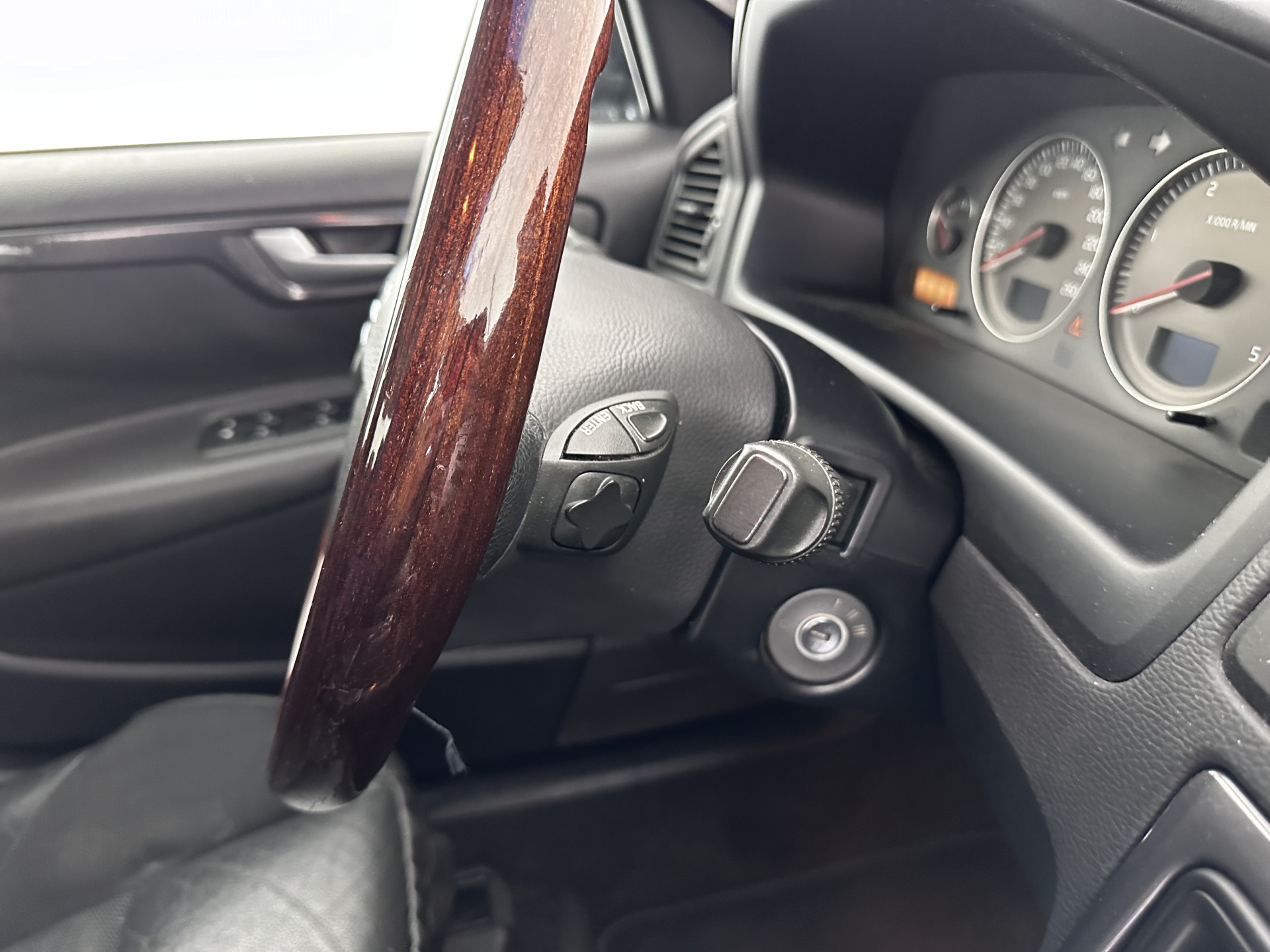 Volvo S60 2.4 D5 Momentum Aut.*NAVI-FULLMAP | LEATHER-FABRIC | ECC | CRUISE | PDC | TOWBAR | HEATED-COMFORTSEATS | 17"ALU*