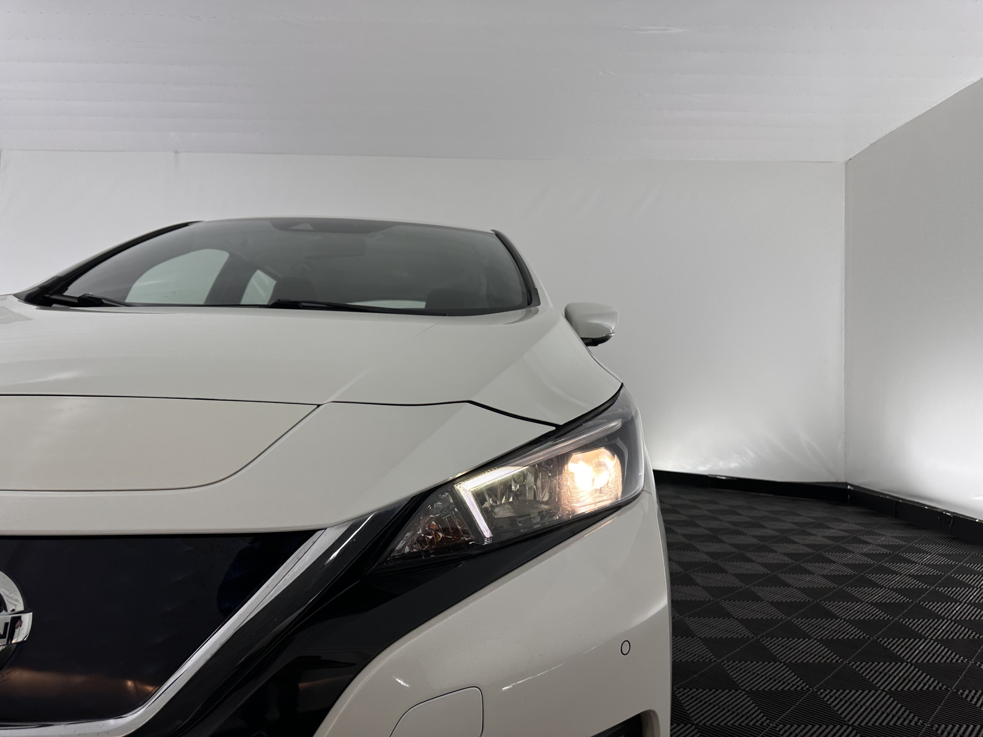 Nissan LEAF Acenta 40 kWh (INCL-BTW) Aut. *HEATPUMP | ADAPTIVE-CRUISE | KEYLESS | TOPVIEW | NAVI-FULLMAP | BLINDSPOT | DAB+ | HEATED-COMFORTSEATS | DIGI-COCKPIT | PRIVACYGLASS | 16"ALU*