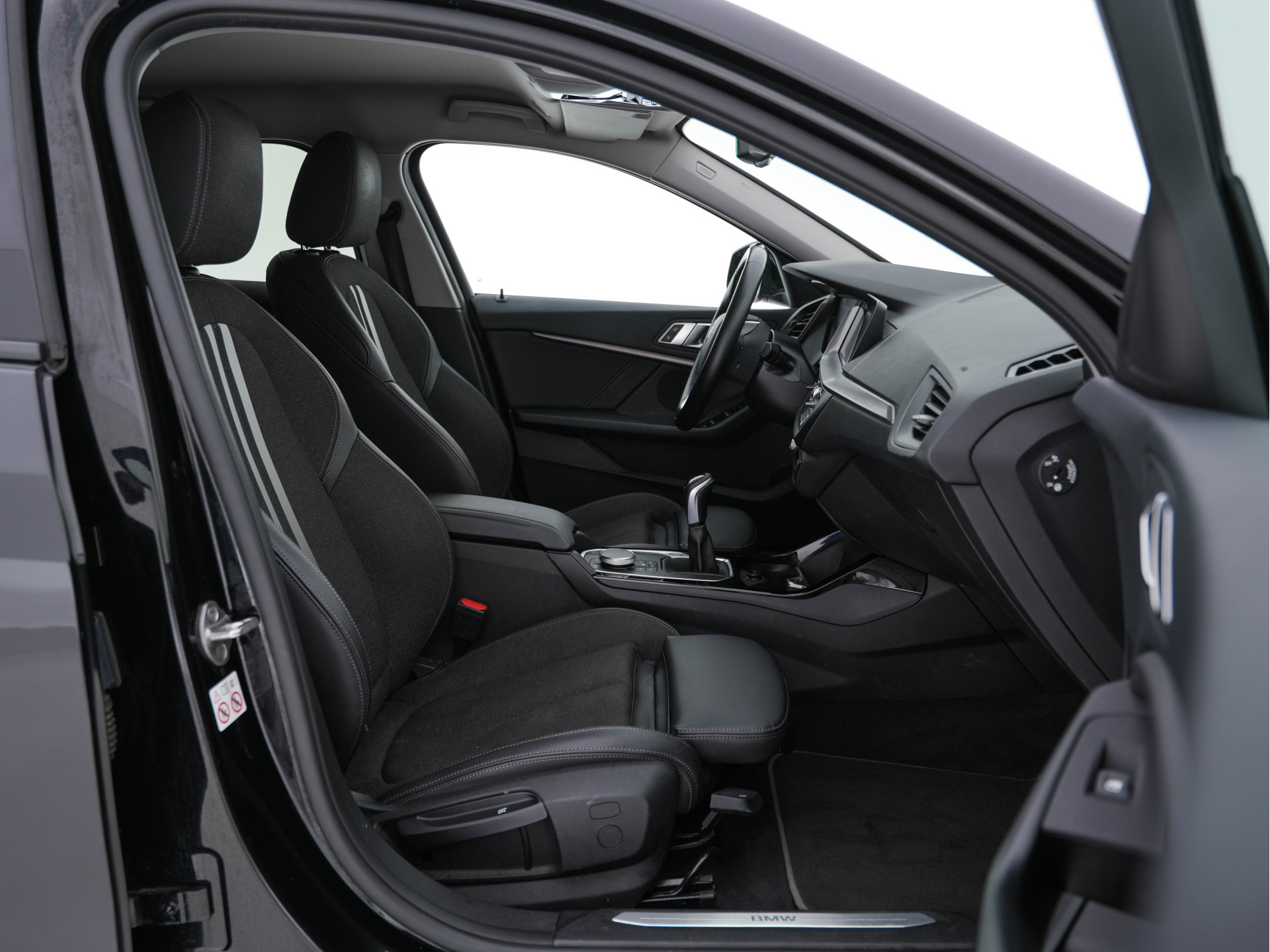 BMW 1-serie 116d Executive Edition Sport-Line (INCL-BTW) *DIGI-COCKPIT | FULL-LED | NAVI-FULLMAP | LEATHER-MICROFIBRE | AMBIENT-LIGHT | CARPLAY | CRUISE | KEYLESS | HEATED-SPORTSEATS | PRIVACY-GLASS | DAB | ECC | PDC | 17"ALU*