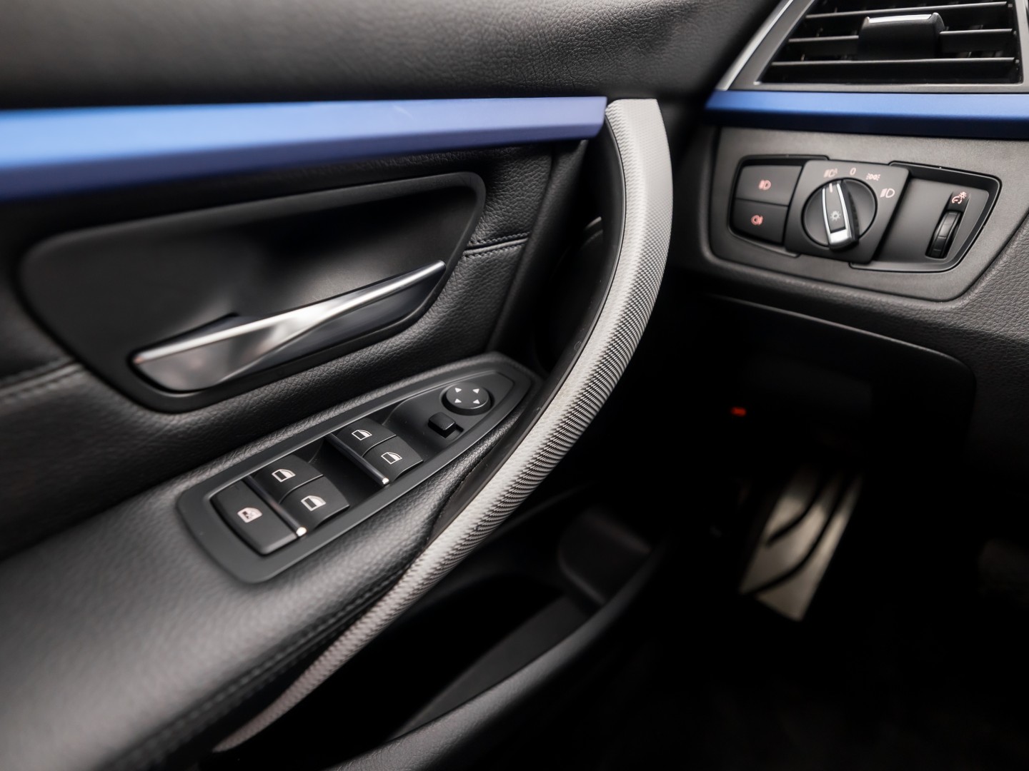 BMW 3 Serie 320i M Sport High Executive 184Pk Automaat (GROOT NAVI, DEALER ONDERHOUDEN, CLIMATE, LEDER, STOELVERWARMING, SPORTSTOELEN, PARKEERSENSOREN, GETINT GLAS, NIEUWSTAAT)