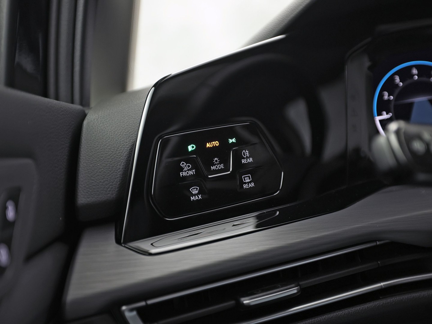 Volkswagen Golf 1.5 TSI Sport (PANORAMADAK, BLACK PACK, APPLE CARPLAY, GROOT NAVI, CAMERA, MEMORY SEAT, STOELVERWARMING, ALCANTARA, GETINT GLAS, TREKHAAK, NIEUWSTAAT)