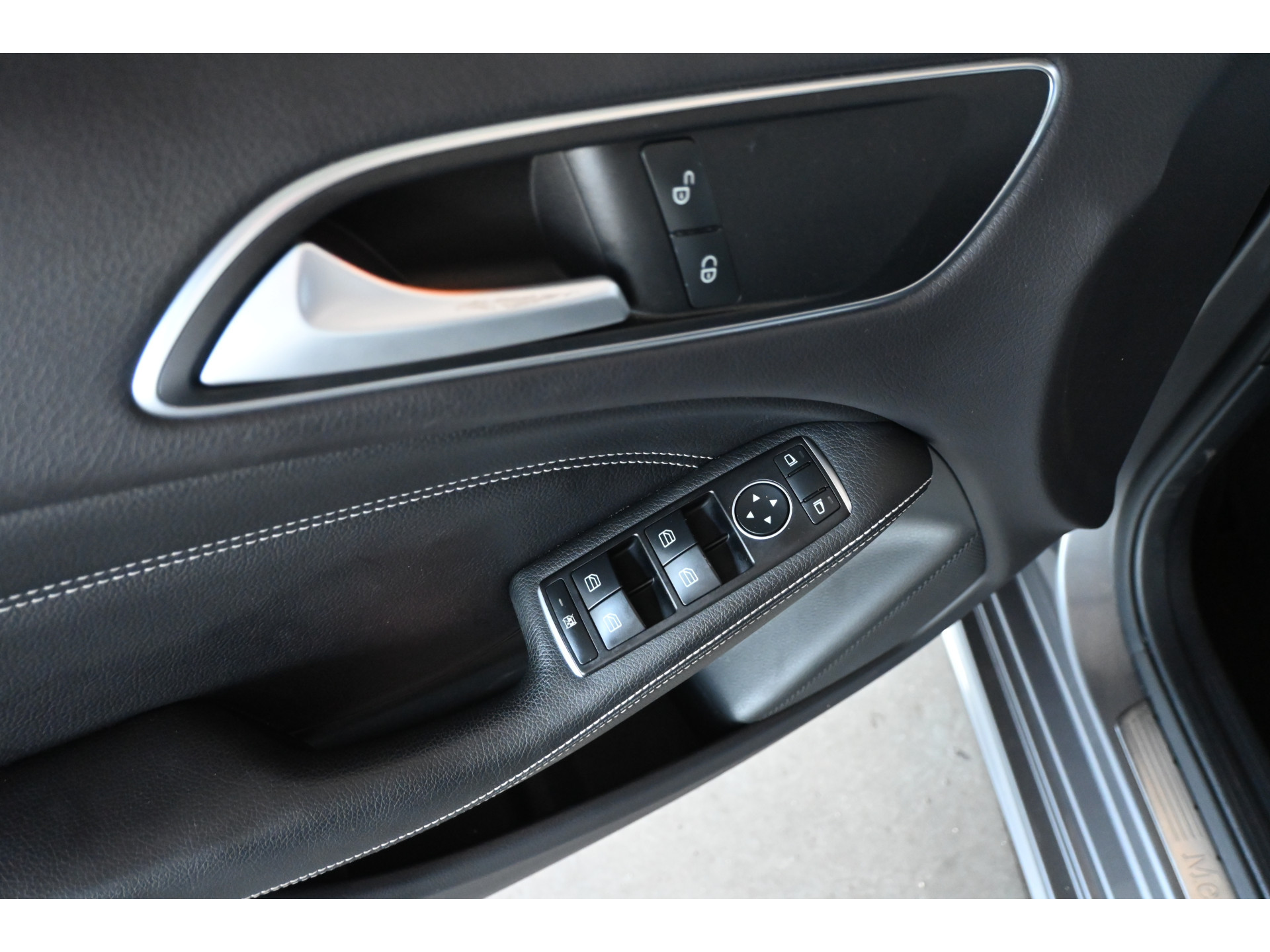 Mercedes-Benz B-klasse 180 Ambition Automaat Clima Navigatie LED Rijklaarprijs! Inruil Mogelijk!