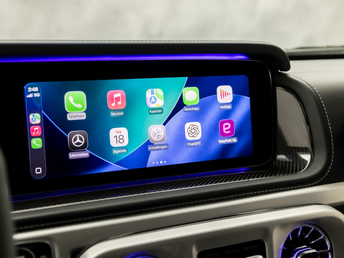 Mercedes-Benz G-Klasse 63 AMG 585Pk (SCHUIFDAK, CARBON PACK, ALCANTARA HEMEL, APPLE CARPLAY, BURMESTER, MASSAGE, STOELKOELING/VERWARMING, ADAPTIVE CRUISE, 360 CAMERA, SFEERVERLICHTING, TREKHAAK, NIEUWSTAAT)