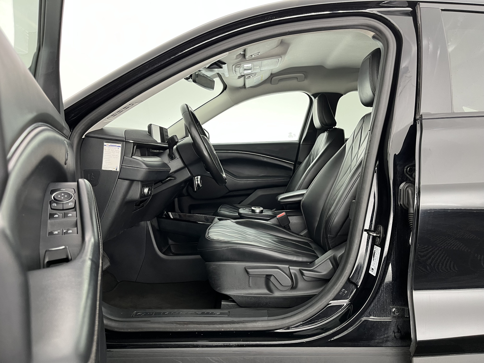 Ford Mustang Mach-E RWD 75 kWh [ 3-Fase-11kW ] {SOH-83%} (INCL-BTW)  Aut. *LEATHER | FULL-LED | DAB | DIGI-COCKPIT | KEYLESS | NAVI-FULLMAP | CARPLAY | HEATED-COMFORTSEATS | TOPVIEW | ADAPTIVE-CRUISE | PRIVACY-GLASS | 18'' ALU*