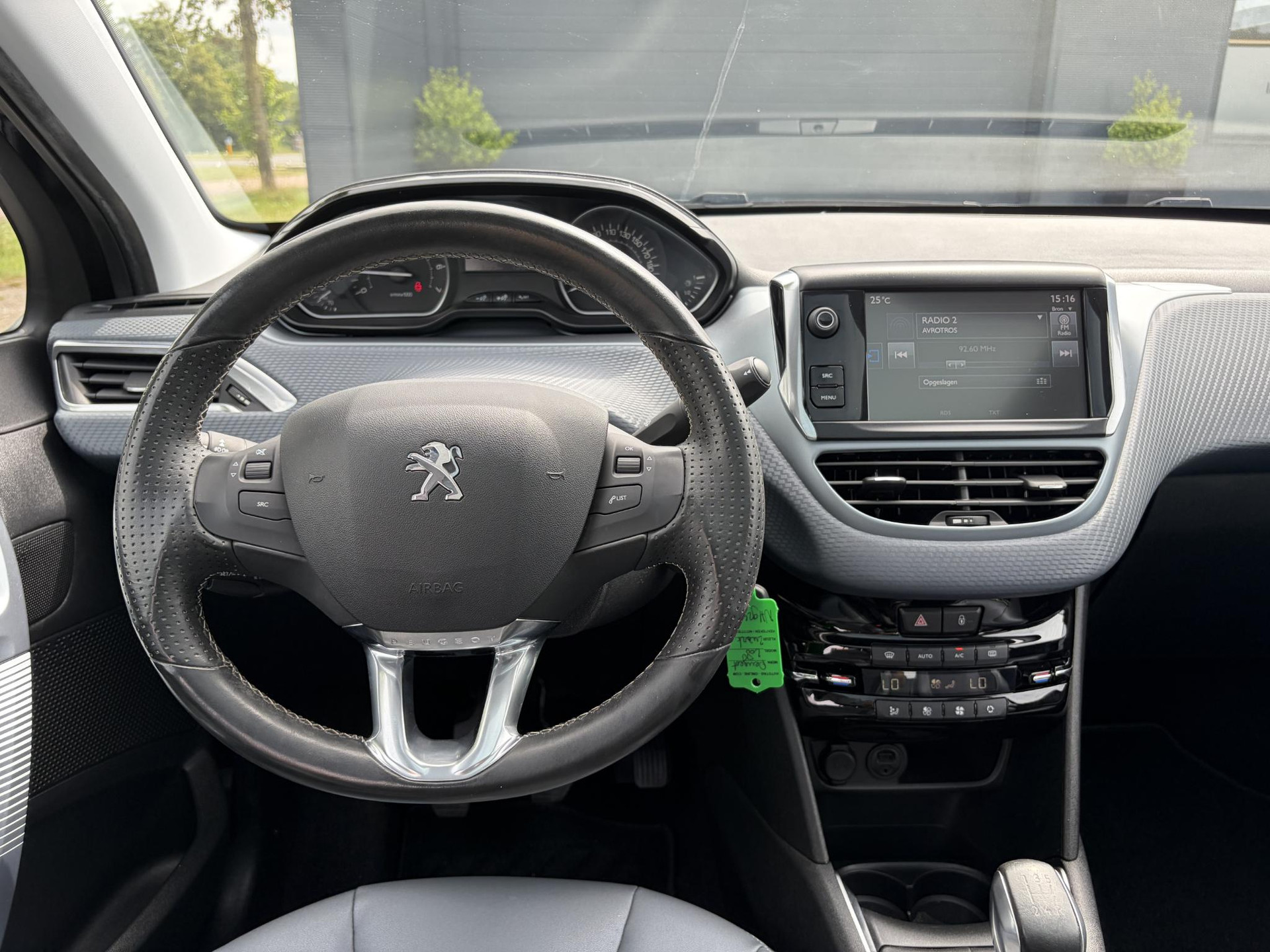 Peugeot 208 1.2 PureTech Allure D-riem vv in 2022,2e Eigenaar,110pk,Dealer Onderhouden,Pano,Carplay,Camera,Clima,Cruise,5 Deurs,Halfleder,Pdc,N.A.P,Lm velgen,Apk tot 05-2027
