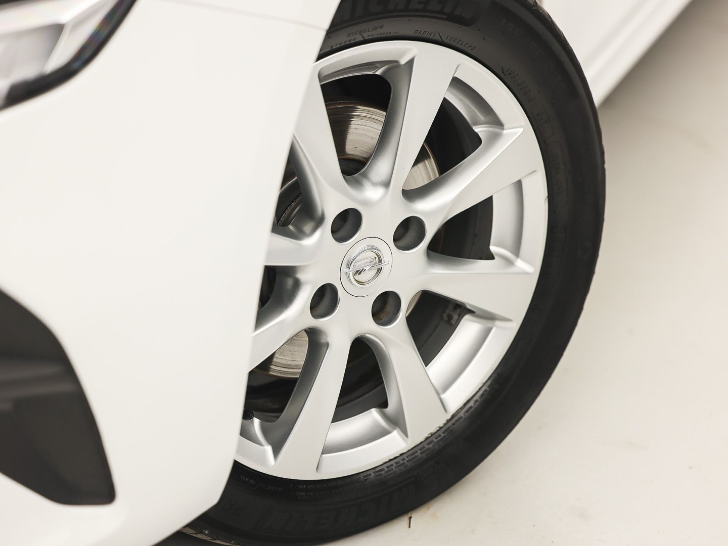 Opel Corsa 1.2 Sport Automaat (APPLE CARPLAY, GROOT NAVI, PARKEERSENSOREN, LEDER STUURWIEL, SPORTSTOELEN, LED KOPLAMPEN, LM VELGEN, CRUISE, NIEUWSTAAT)