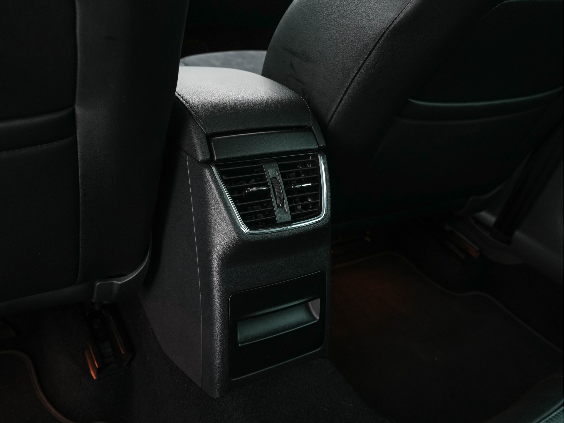 ŠKODA Octavia 1.0 TSI Greentech Style Business (INCL-BTW) Aut. *LEATHER-ALCANTARA | NAVI-FULLMAP | FULL-LED | CANTON-AUDIO | KEYLESS | DAB | HEATED-COMFORTSEATS | ECC | PARKPILOT | SHIFT-PADDLES | CRUISE | PRIVACY-GLASS | 18"ALU*