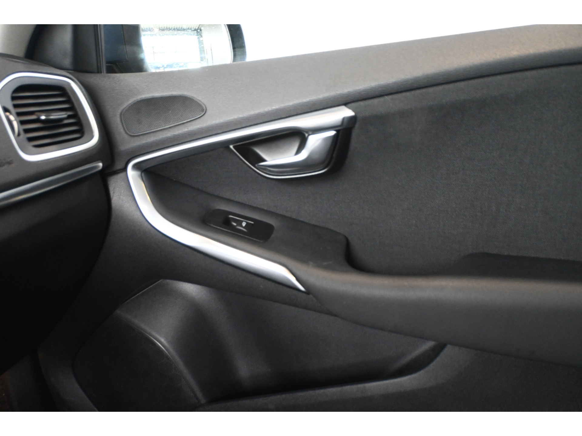 Volvo V40 2.0 T2 Momentum Nap Clima Cruise control Trekhaak Navigatie Stoelverwarming Goed onderhouden! Inruil Mogelijk!