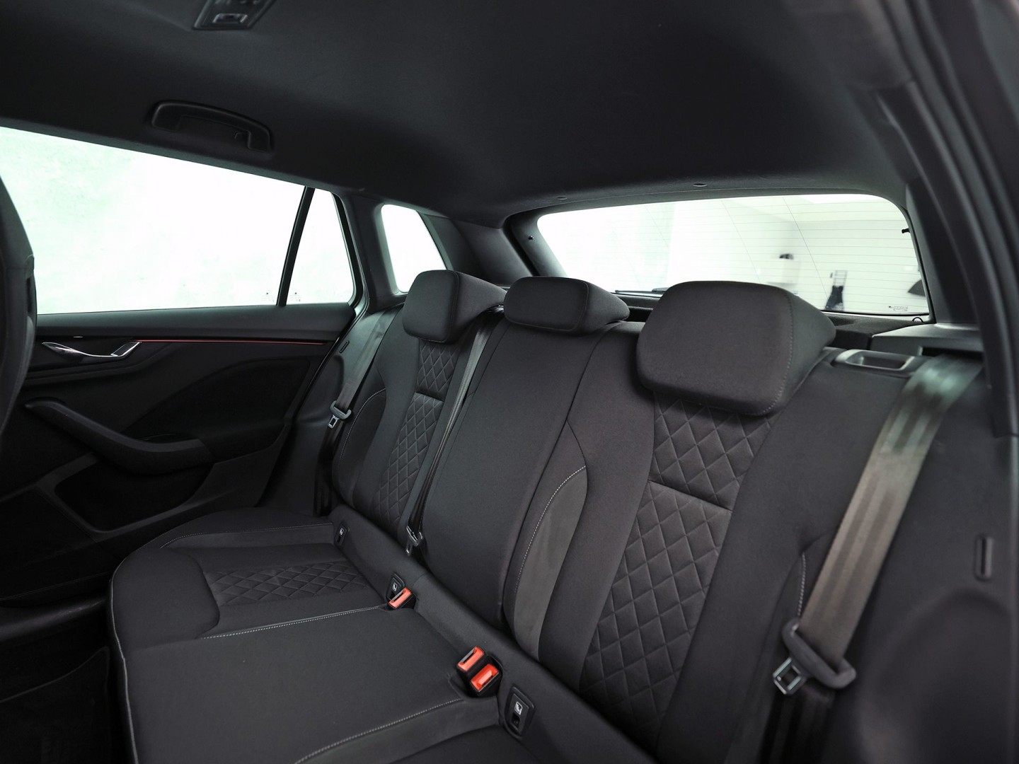 Škoda Kamiq 1.0 TSI Sport Automaat (KUIPSTOELEN, VIRTUAL COCKPIT, APPLE CARPLAY, GROOT NAVI, STOELVERWARMING, ADAPTIVE CRUISE, GETINT GLAS, ZWART HEMEL, NIEUWSTAAT)