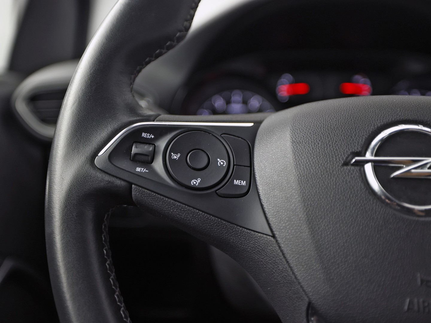 Opel Crossland X 1.2 Sport (APPLE CARPLAY, GROOT NAVI, LM VELGEN, CRUISE, SPORTSTOELEN, PARKEERSENSOREN, NIEUWE APK, NIEUWSTAAT)
