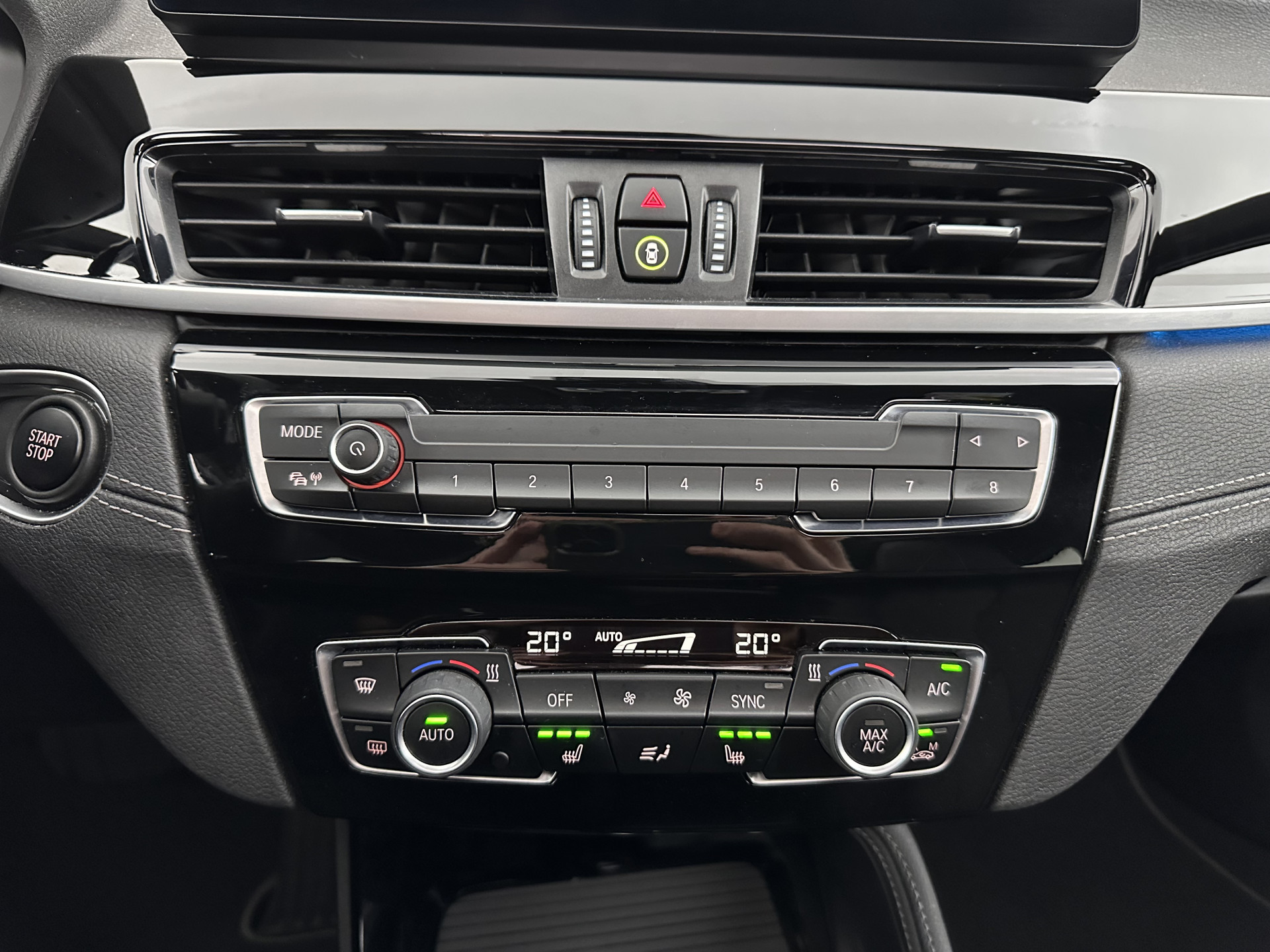 BMW X1 xDrive25e Sportline Business Edition Plus (Plug-In) (INCL-BTW) Aut. *PANO | LEATHER | FULL-LED | HEATED-SPORTSEATS | HIFI-SYSTEM | CAMERA | PRIVACYGLASS | NAVI-FULLMAP | ECC | HEAD-UP | PDC | KEYLESS | DAB | CRUISE | TOWBAR | AMBIENTLIGHT | 18