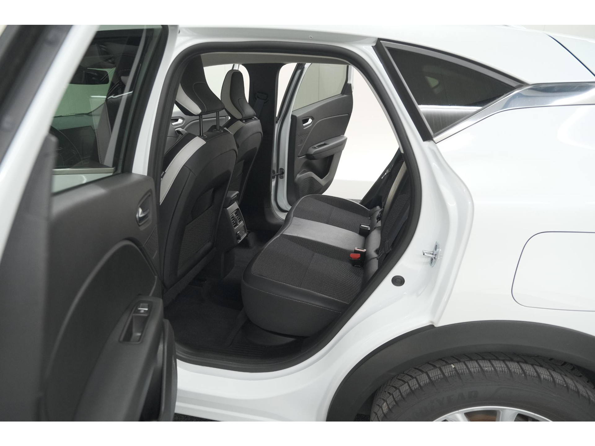 Renault Captur 1.6 E-Tech Plug-in Hybrid 160 Intens | Trekhaak | Camera | Navigatie | Parkeersensoren | Pack Winter