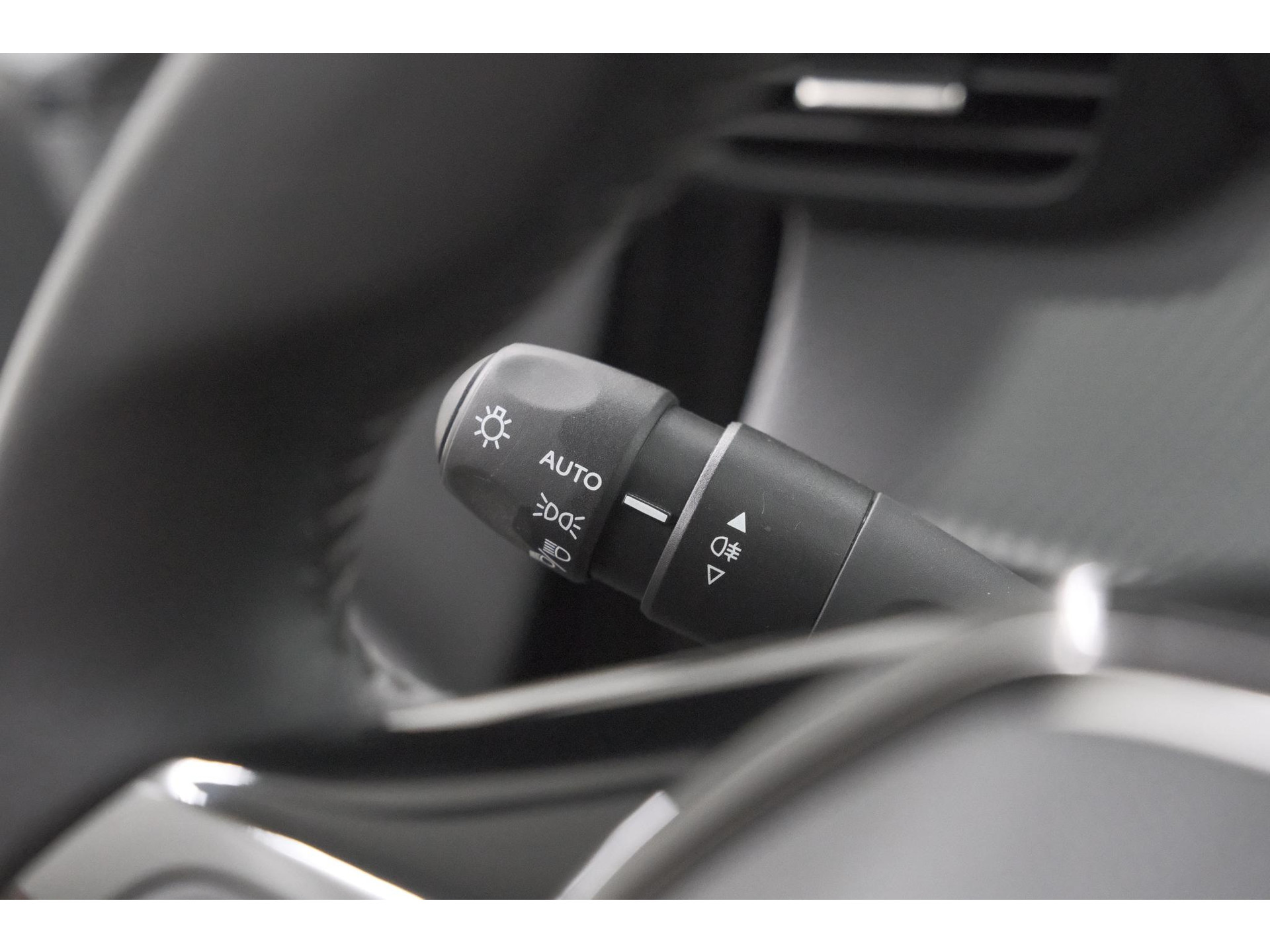Peugeot e-208 EV Allure 50 kWh | 98,9% SOH | Camera | Navigatie | Parkeersensoren | Stoelverwarming