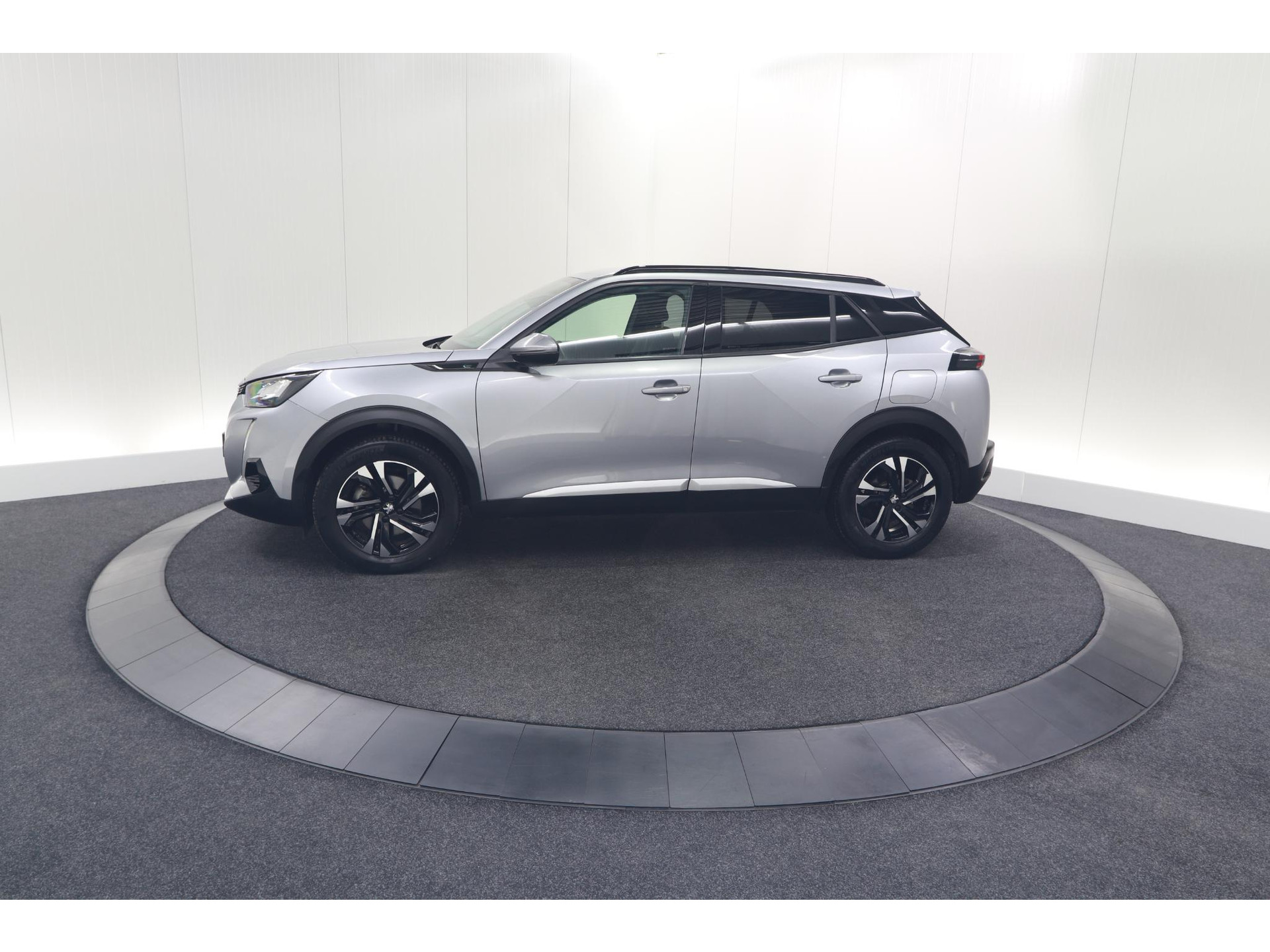 Peugeot e-2008 EV Allure 50 kWh | SOH=96.7 % | 3 Fase Laadfunctie | Camera | Navigatie | Parkeersensoren | Apple Carplay