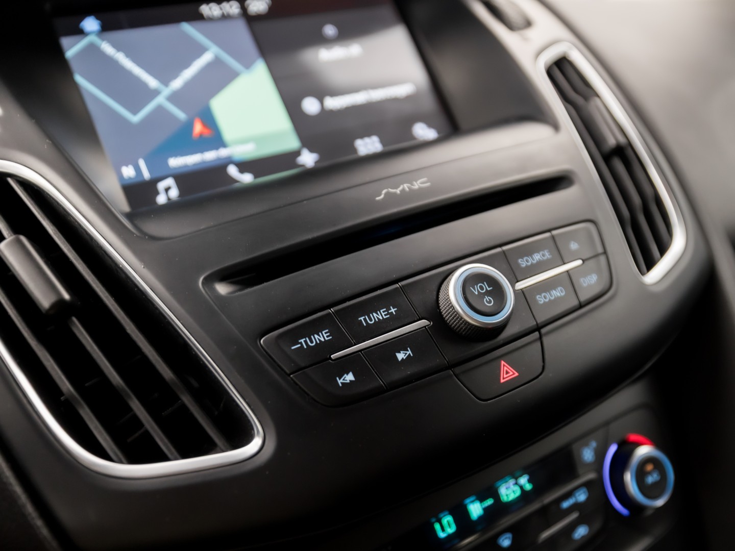 Ford Focus Wagon 1.0 Titanium Sport (APPLE CARPLAY, NAVIGATIE, CLIMATE, GETINT GLAS, SPORTSTOELEN, KEYLESS, PARKEERSENSOREN, NIEUWE APK, NIEUWSTAAT)