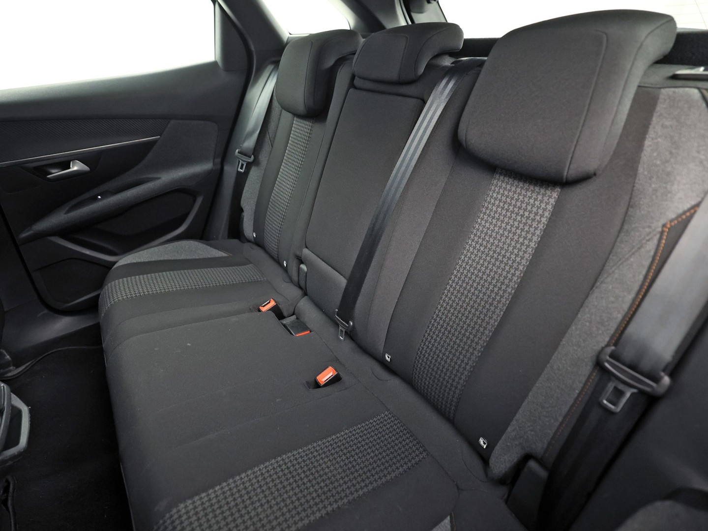 Peugeot 3008 1.2 PureTech Premium Automaat (APPLE CARPLAY, NAP, GROOT NAVI, 360 CAMERA, TREKHAAK, SPORTSTOELEN, LANE ASSIST, CRUISE, NIEUWSTAAT)