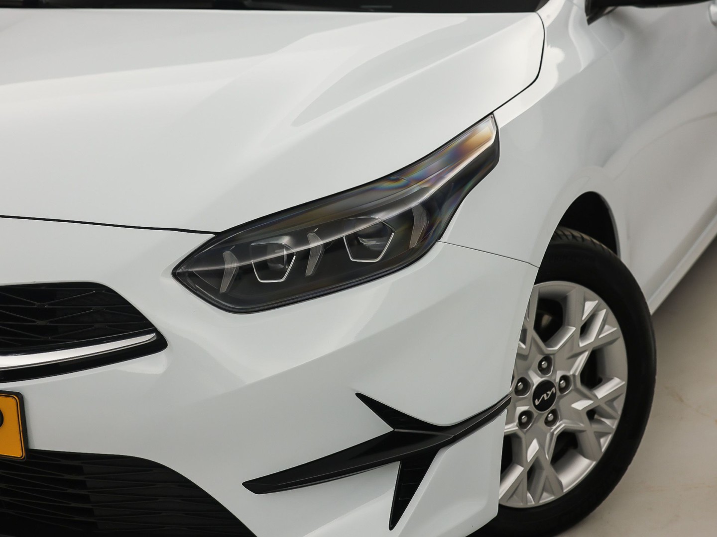 Kia Ceed 1.0 T-GDi DynamicPlusLine (APPLE CARPLAY, GROOT NAVI, STUUR/STOELVERWARMING, CAMERA, SPORTSTOELEN, TREKHAAK, GETINT GLAS, KEYLESS, NIEUWSTAAT)