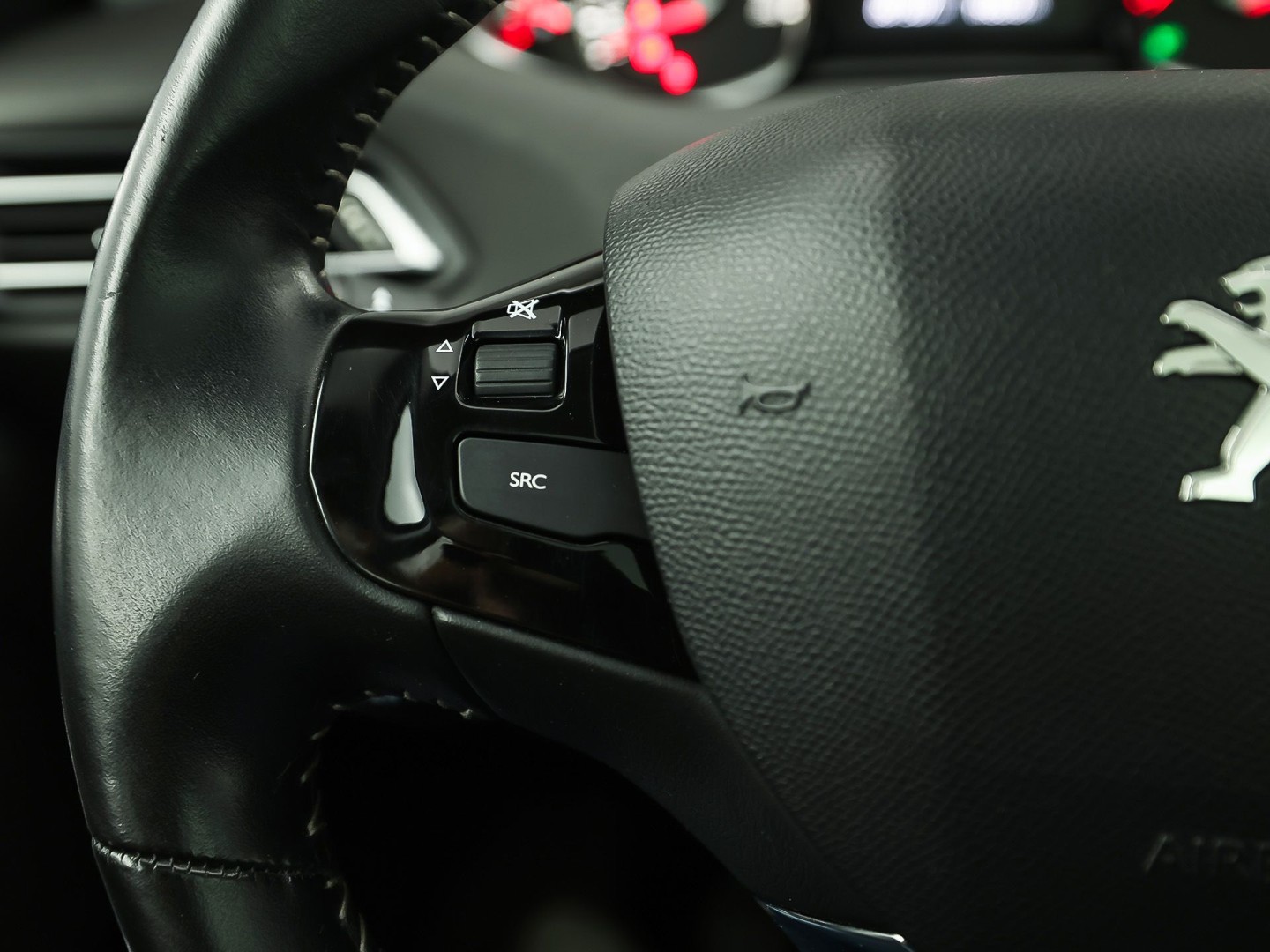 Peugeot 308 SW 1.2 PureTech Sport (PANORAMADAK, APPLE CARPLAY, GROOT NAVI, TREKHAAK, GETINT GLAS, SPORTSTOELEN, PARKEERSENSOREN, CRUISE, NIEUWSTAAT)