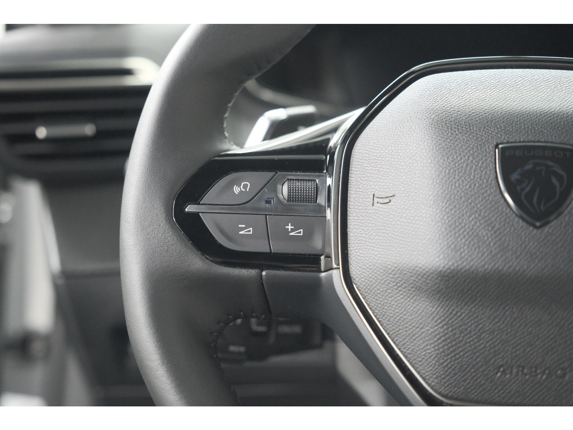 Peugeot 2008 Hybrid 136 e-DCS6 Allure | 360 Camera | Adaptieve Cruise Control | Dodehoekdetectie | Apple Carplay