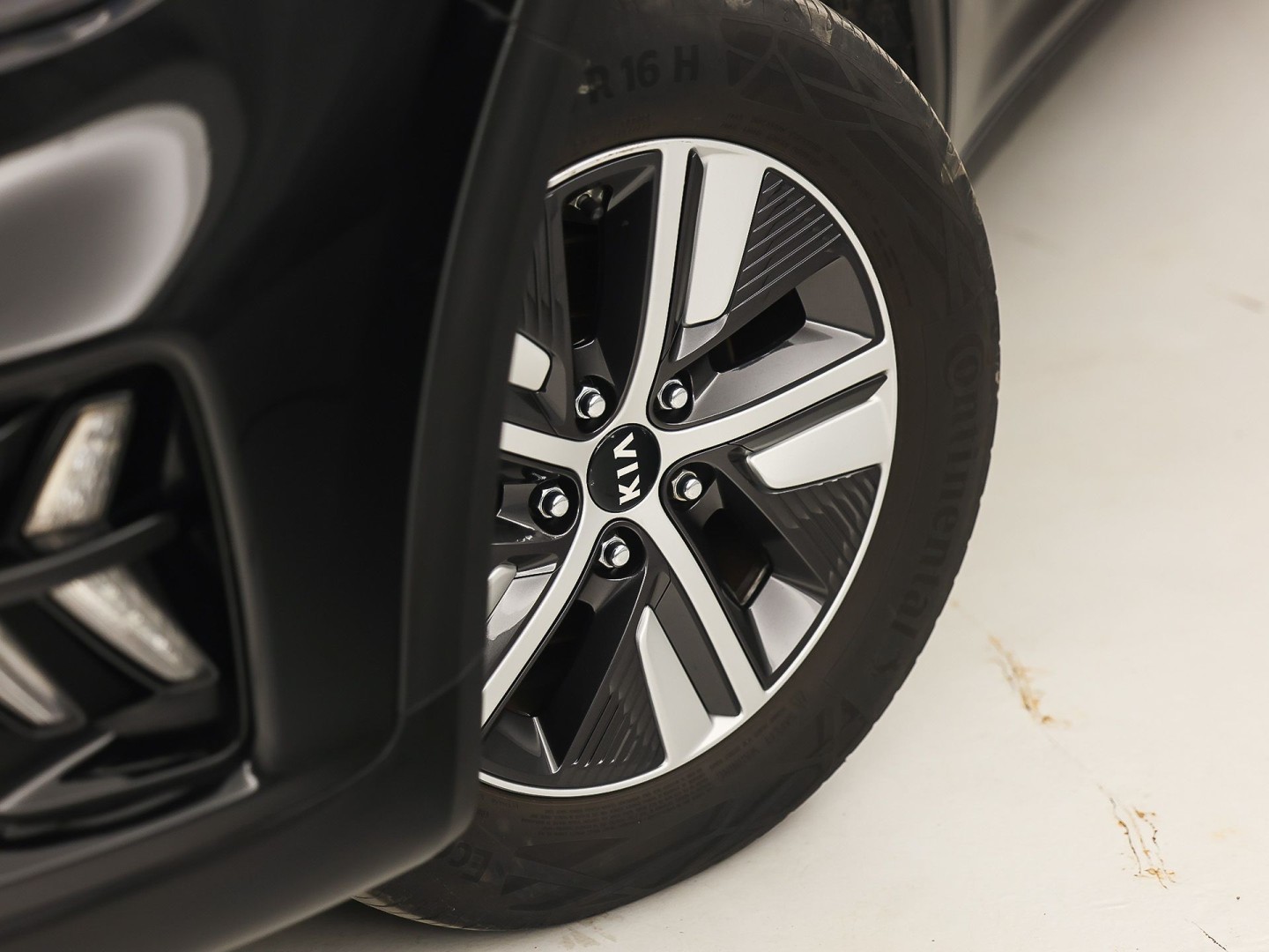 Kia Niro 1.6 GDi Hybrid DynamicLine 141Pk Automaat (APPLE CARPLAY, GROOT NAVI, CAMERA, TREKHAAK, SPORTSTOELEN, ADAPTIVE CRUISE, LANE ASSIST, NIEUWE APK, NIEUWSTAAT)