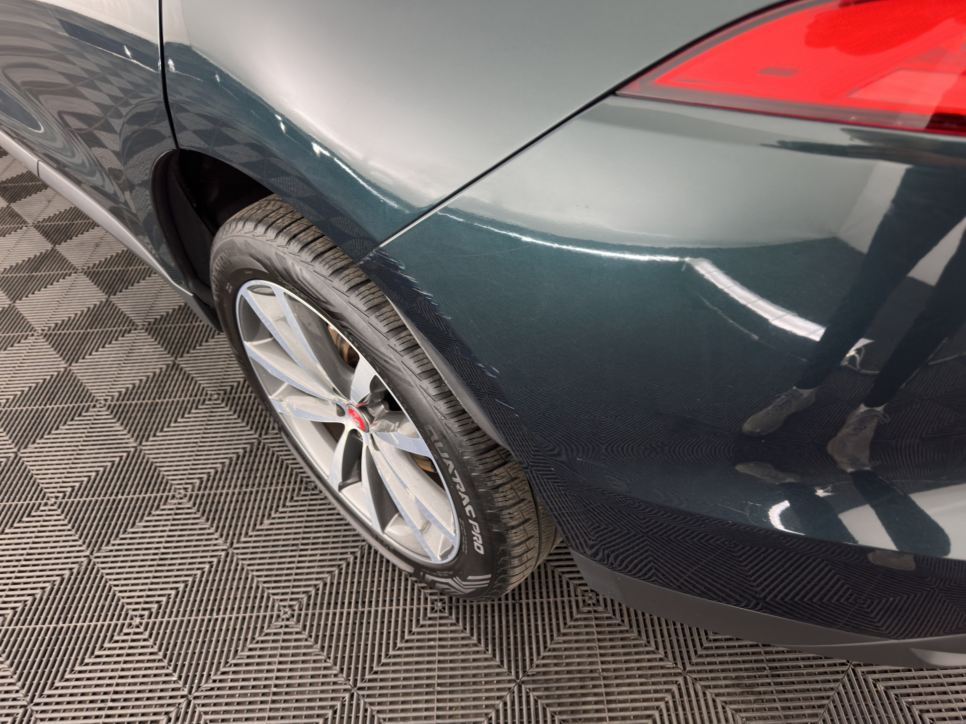 Jaguar F-PACE 2.0 Portfolio AWD 20d Aut. *PANO | DIGI-COCKPIT | XENON | LEATHER | KEYLESS | MERIDIAN-SOUND | NAVI-FULLMAP | ECC | PDC | CRUISE | 19''ALU*