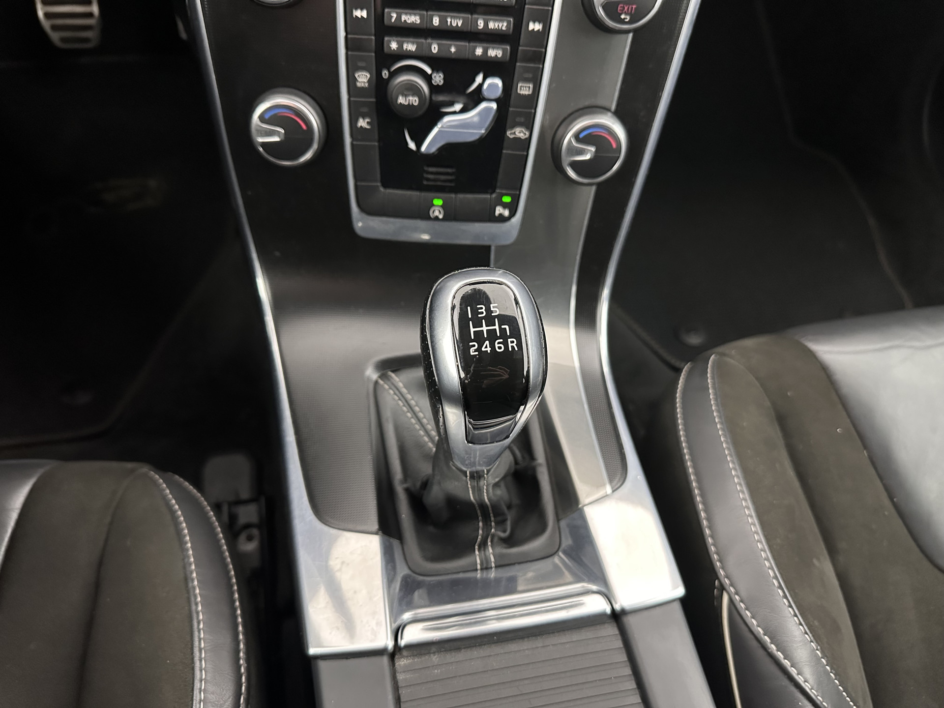 Volvo V60 2.0 D4 R-Design Business Aut *LEATHER-MICROFIBRE | XENON | NAVI-FULLMAP | ECC | PDC | CRUISE | 16''ALU*