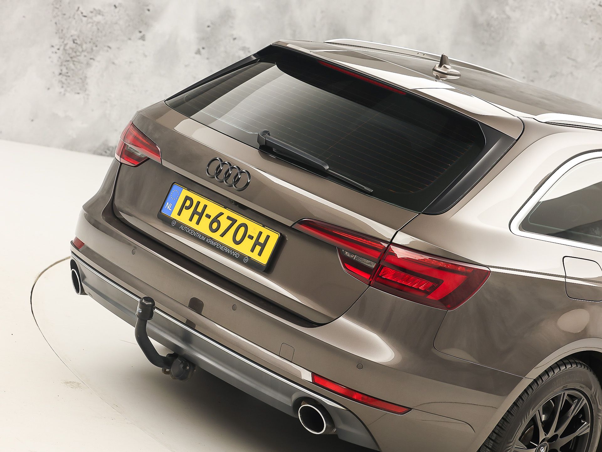 Audi A4 Avant 2.0 TFSI S-Line Sport 190Pk Automaat (NAVIGATIE, SFEERVERLICHTING, PLAT S-LINE SPORTSTUUR, GETINT GLAS, SPORTSTOELEN, CAMERA, TREKHAAK, NIEUWE APK, NIEUWSTAAT)