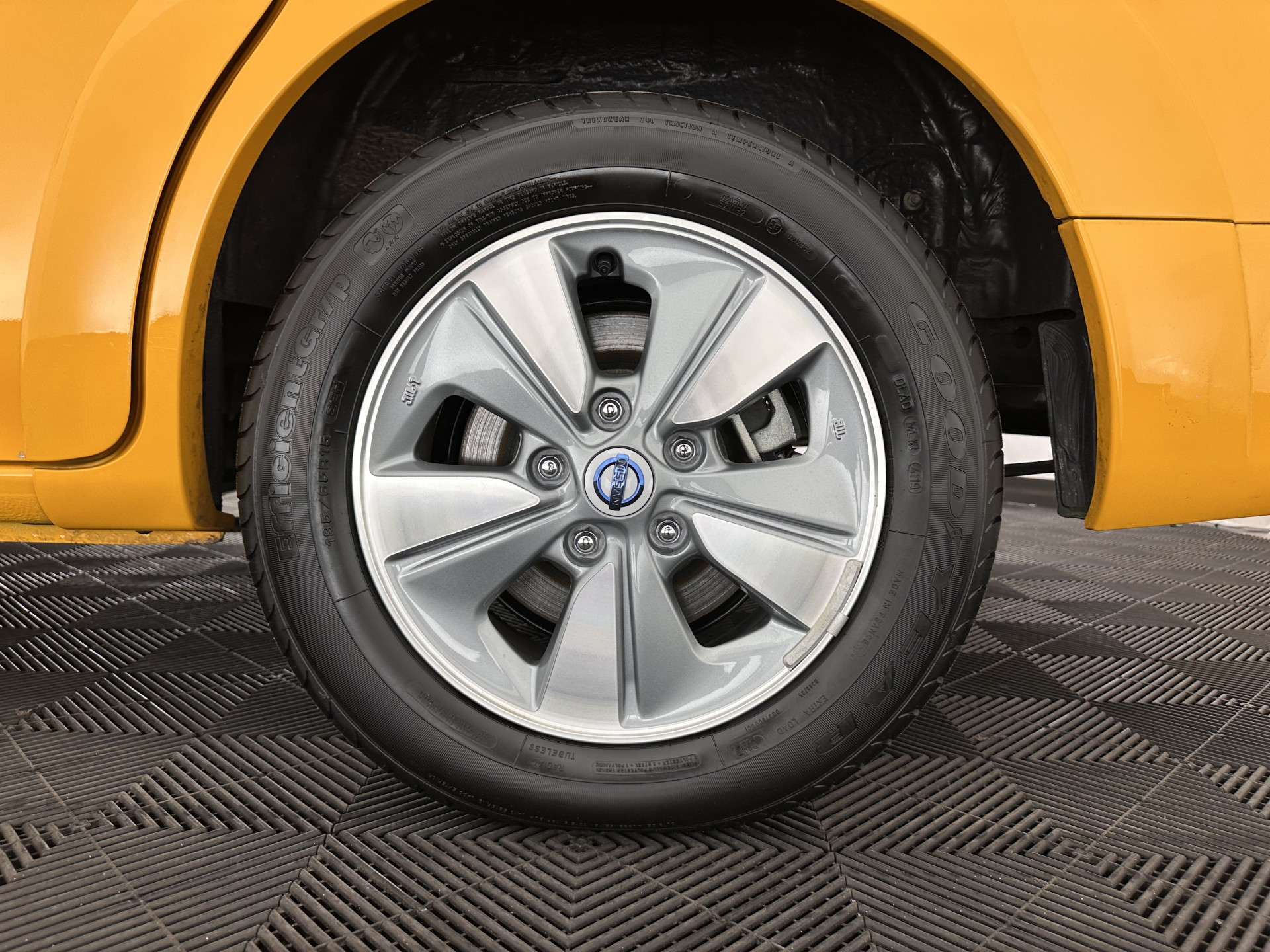 Nissan e-NV200 Evalia 40 kWh Connect Edition [ 7-Pers. ] {SOH-95%} (INCL-BTW) *NAVI-FULLMAP | CAMERA | HEATED-COMFORTSEATS | DAB | PRIVACYGLASS | ECC | CRUISE | 15''ALU*