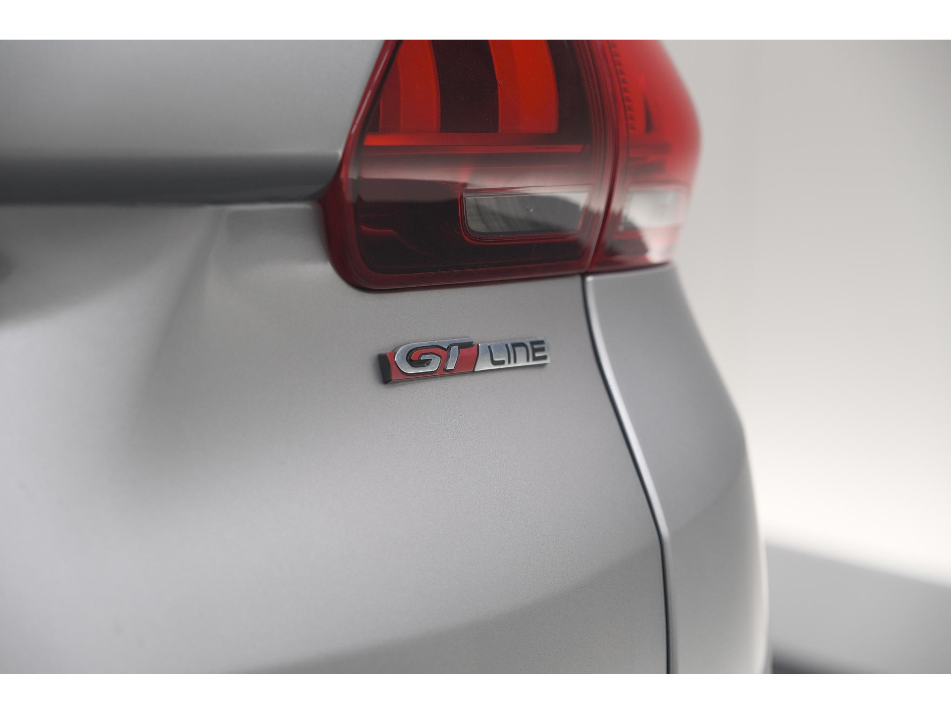 Peugeot 2008 PureTech 110 EAT6 GT-Line | Trekhaak | Panoramadak | Apple Carplay | Parkeersensoren