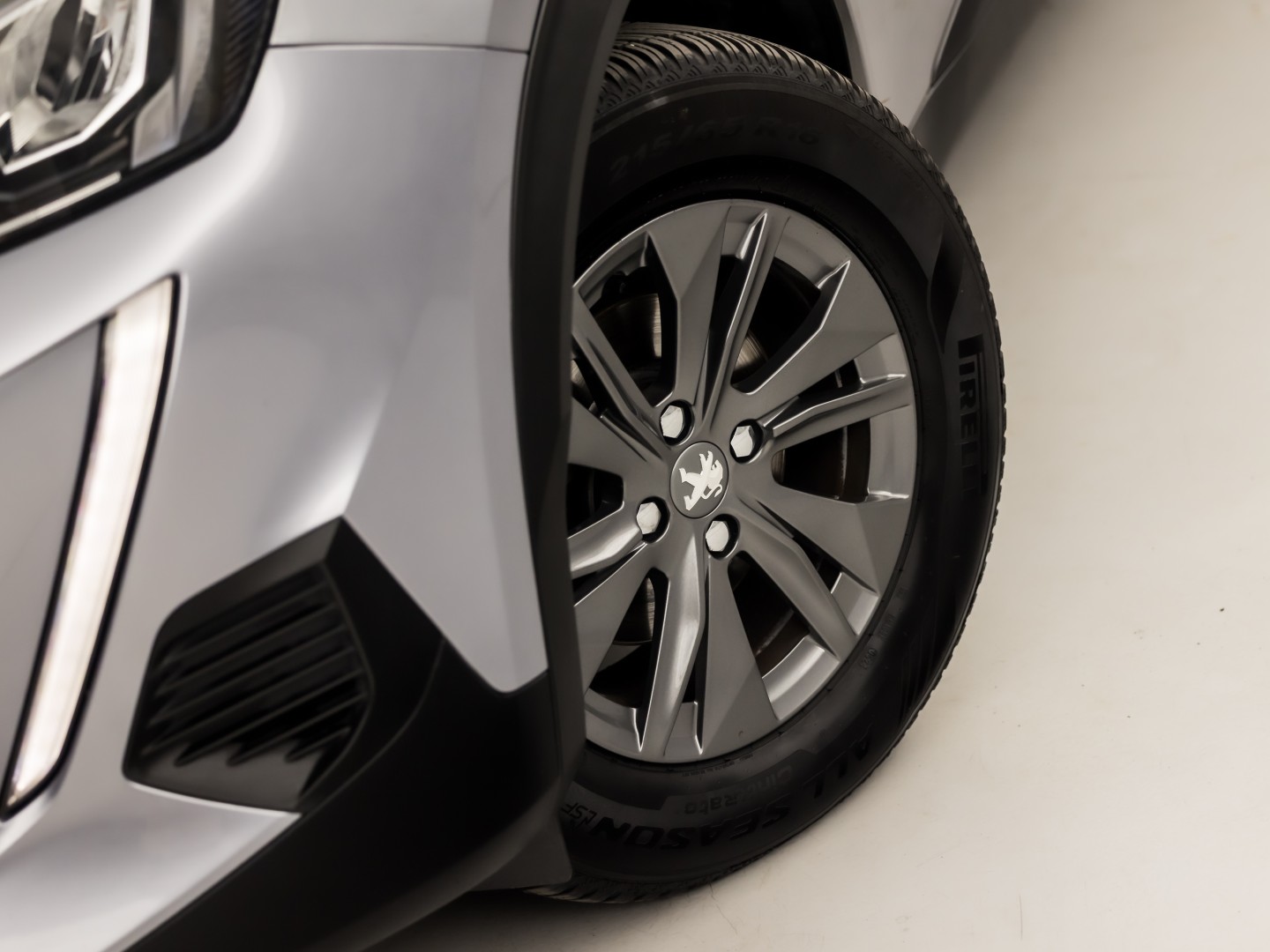 Peugeot 2008 1.2 PureTech Sport 131Pk Automaat (APPLE CARPLAY, GROOT NAVI, LM VELGEN, SPORTSTOELEN, PARKEERSENSOREN, LANE ASSIST, NIEUWSTAAT)