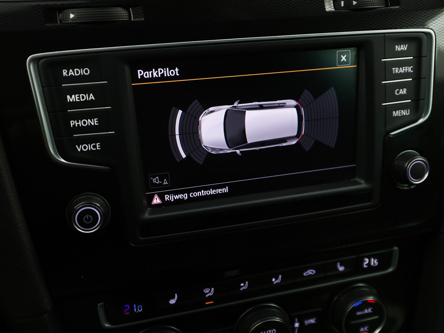 Volkswagen Golf 2.0 TSI GTI 220Pk Automaat (NAVIGATIE, CLIMATE, LEDER, STOELVERWARMING, SPORTSTOELEN, GETINT GLAS, XENON, NIEUWSTAAT)