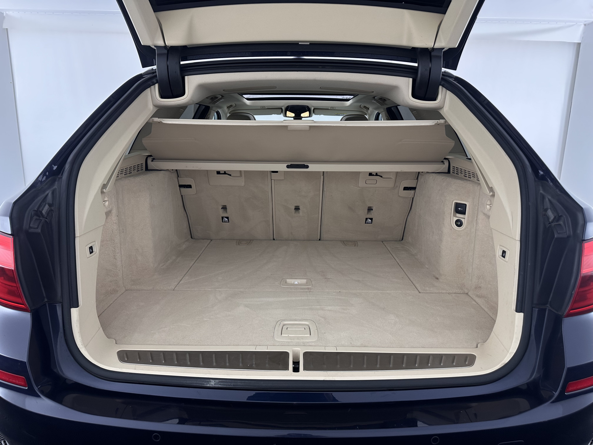 BMW 5-serie Touring 530d High Executive Luxury-Line Aut. *PANO | BOWERS-WILKINS | LEATHER | FULL-LED | ADAPTIVE-CRUISE | BLINDSPOT | MEMORY-PACK | TOPVIEW | HEAD-UP | HEATED-COMFORTSEATS | DIGI-COCKPIT | NAVI-FULLMAP | TOWBAR | 19''ALU*