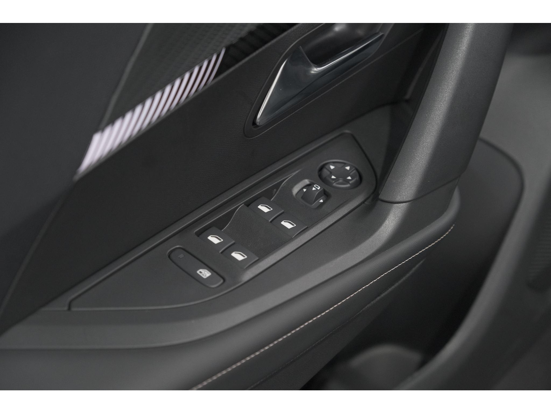 Peugeot e-2008 EV Allure 54 kWh | 11 KW Lader | Warmtepomp | Apple Carplay | Parkeersensoren