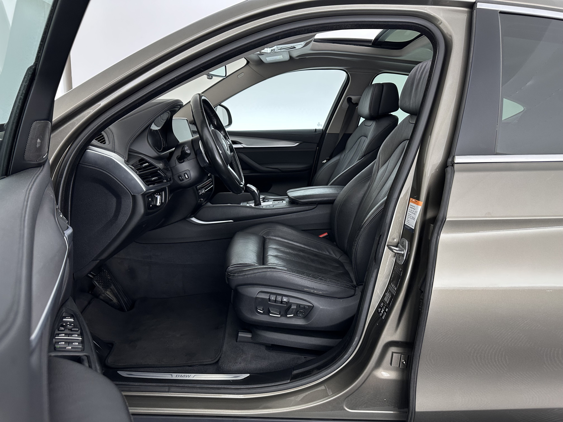 BMW X6 xDrive30d High Executive (INCL-BTW) Aut. *PANO | LEATHER | FULL-LED | HARMAN/KARDON | BLINDSPOT | MEMORY-PACK | DIGI-COCKPIT | HEATED-COMFORTSEATS | NAVI-FULLMAP | PRIVACYGLASS | HEAD-UP | ADAPTIVE-CRUISE | 19"ALU*