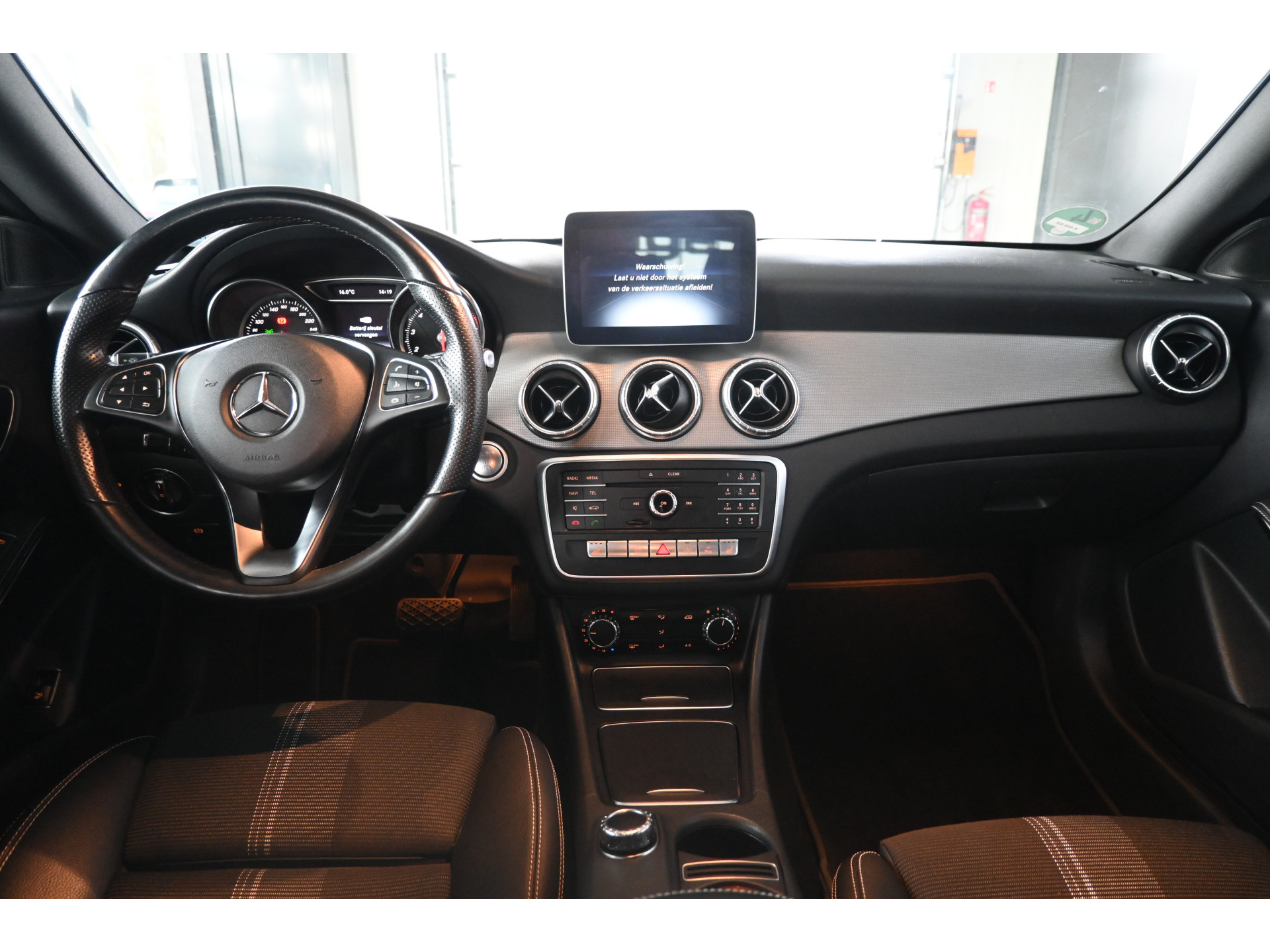 Mercedes-Benz CLA-klasse 200 Prestige AMG Automaat Clima Navigatie LED Rijklaarprijs Inruil Mogelijk!