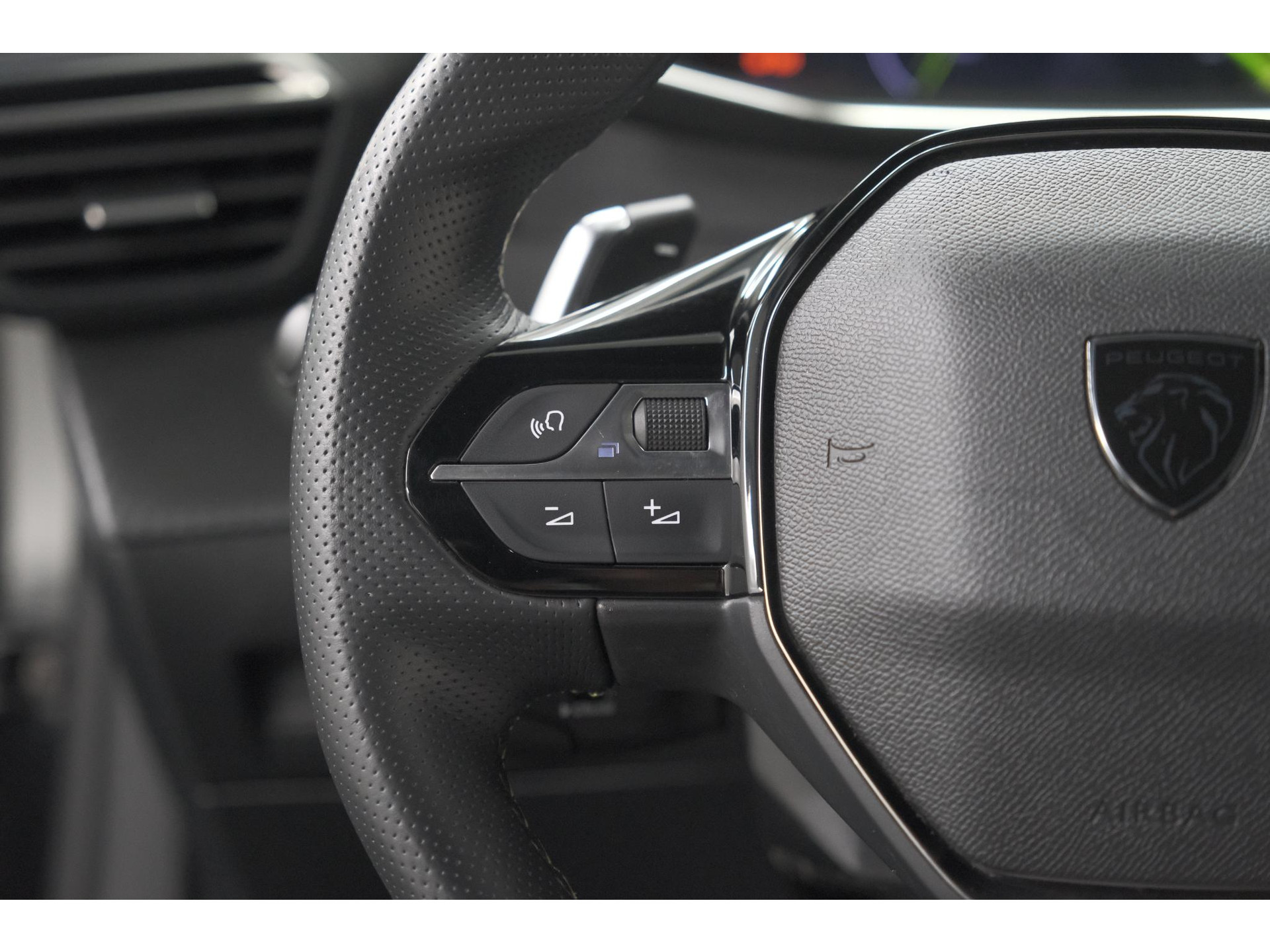 Peugeot 2008 PureTech 130 EAT8 GT | Camera | Apple Carplay | Parkeersensoren | 17 Inch Lichtmetalen Velgen