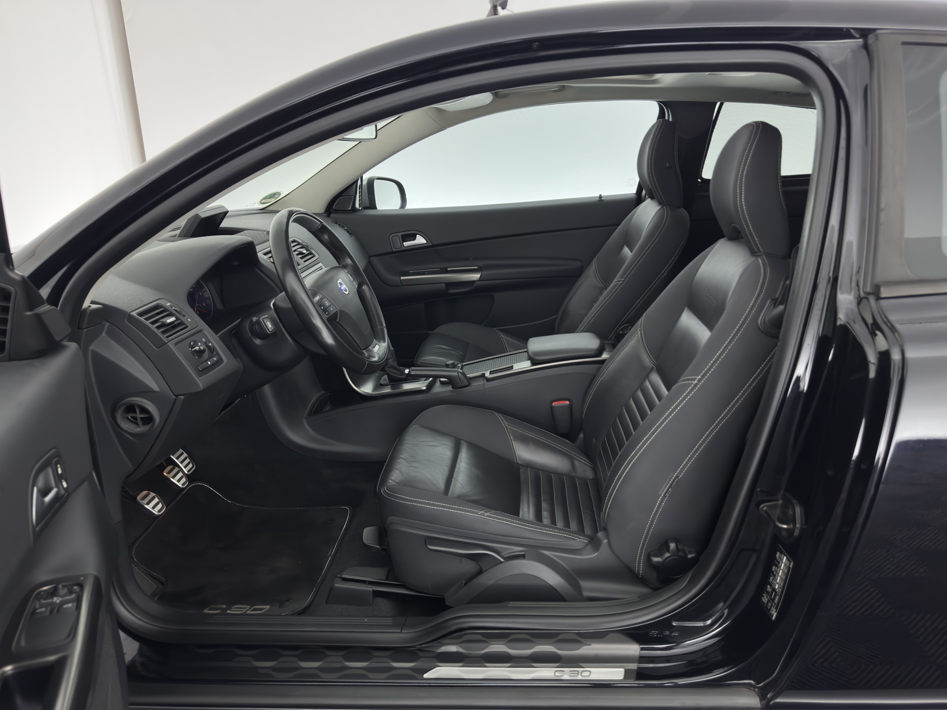 Volvo C30 1.6 D2 R-Design Sport-pack *PANO | BI-XENON | LEATHER-FABRIC | NAVI-FULLMAP | HEATED-SPORTSEATS | ECC | CARBON-INLAY | PDC | PREMIUM-AUDIO | CRUISE | 17''ALU*