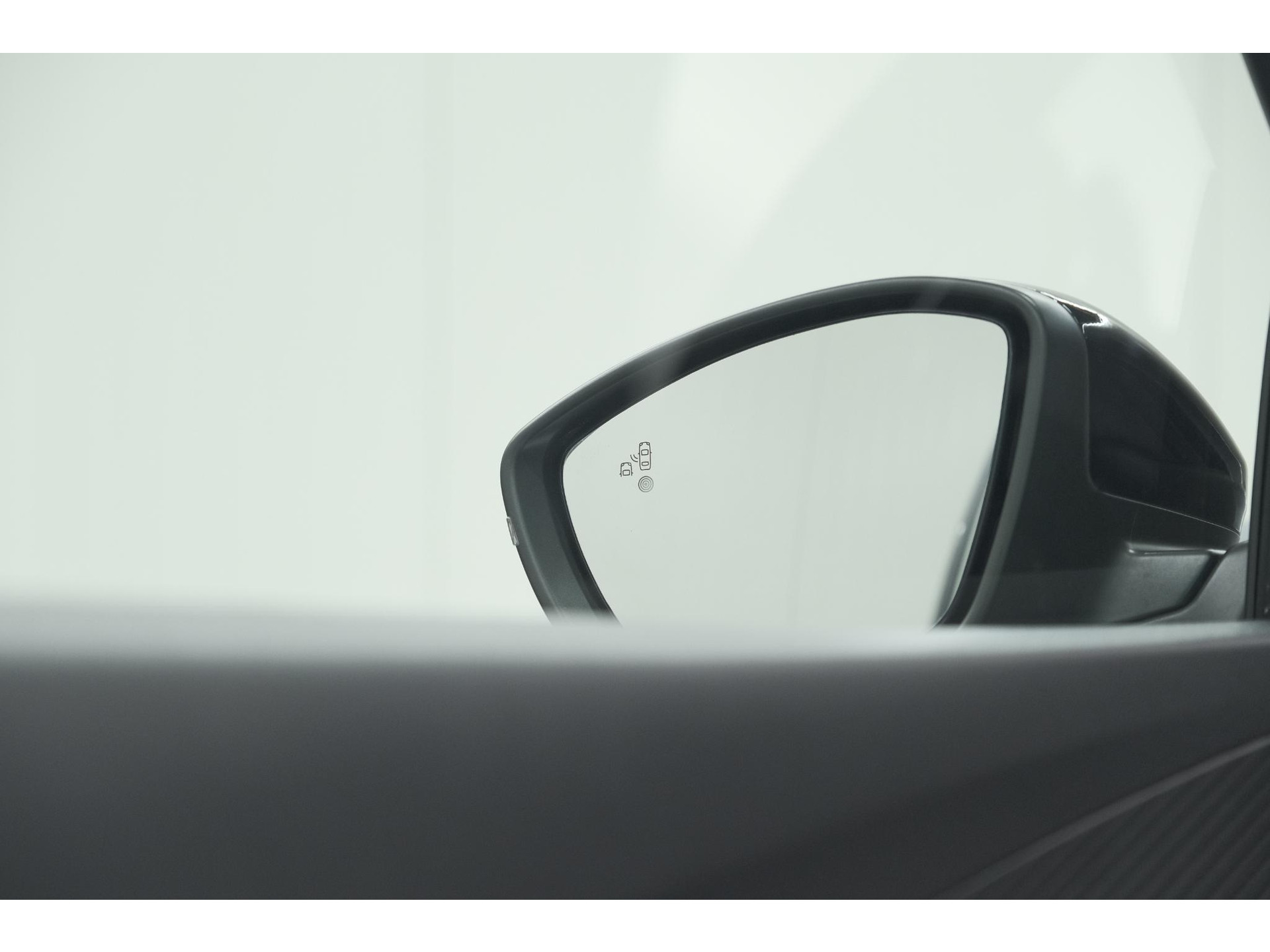 Peugeot 2008 Hybrid 136 e-DCS6 Allure | 360 Camera | Adaptieve Cruise Control | Dodehoekdetectie | Navigatie