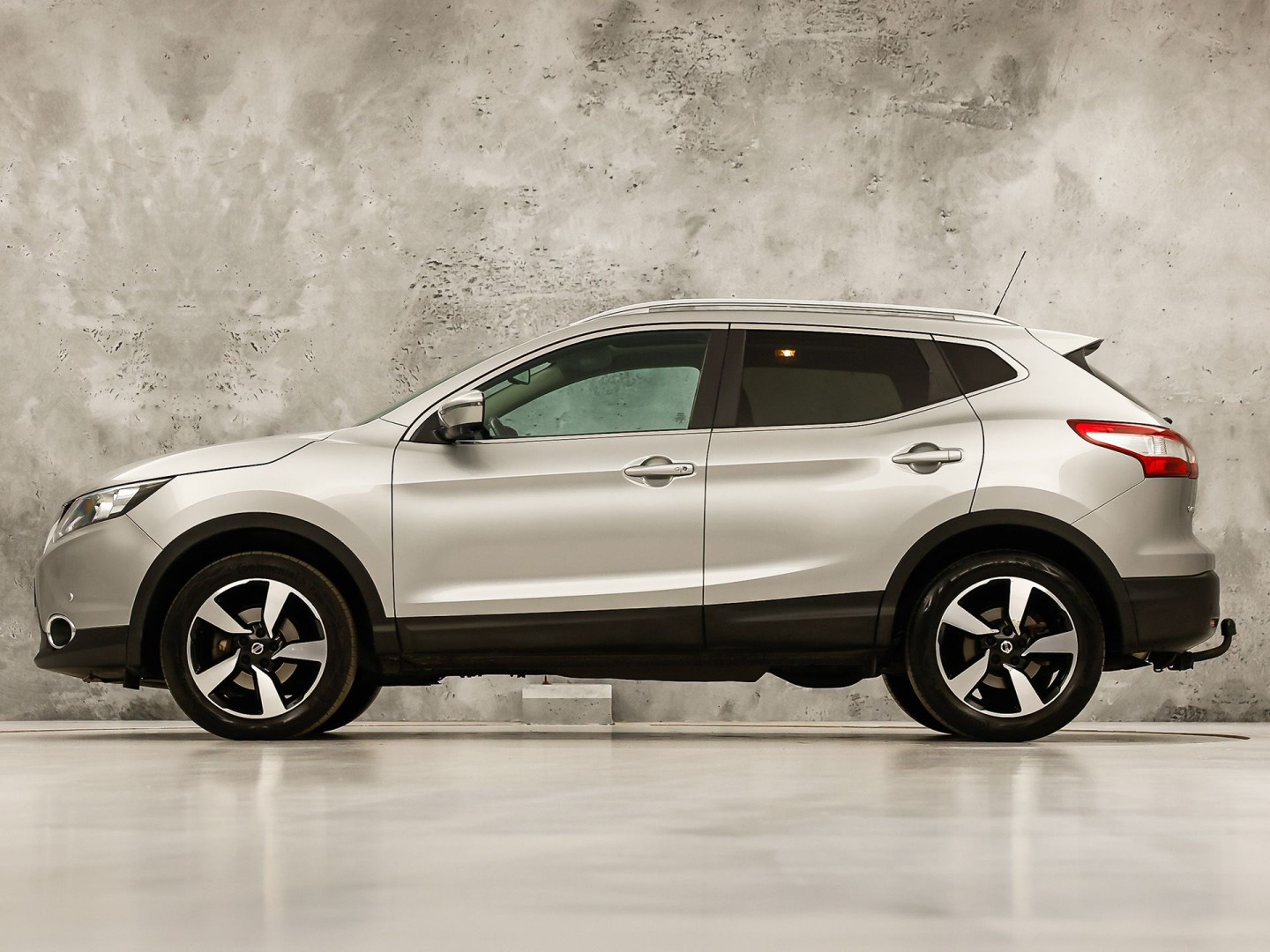 Nissan Qashqai 1.2 N-Connecta Sport (PANORAMADAK, NAVIGATIE, 360 CAMERA, SPORTSTOELEN, GETINT GLAS, TREKHAAK, CRUISE, NIEUWSTAAT)
