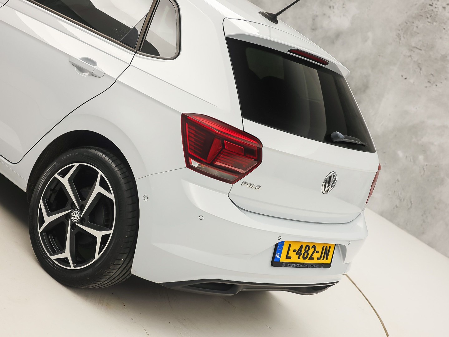 Volkswagen Polo 1.0 TSI Sportline Automaat (VIRTUAL COCKPIT, APPLE CARPLAY, GROOT NAVI, CLIMATE, CAMERA, STOELVERWARMING, SPORTSTOELEN, GETINT GLAS, KEYLESS START, ADAPTIVE CRUISE, NIEUWSTAAT)