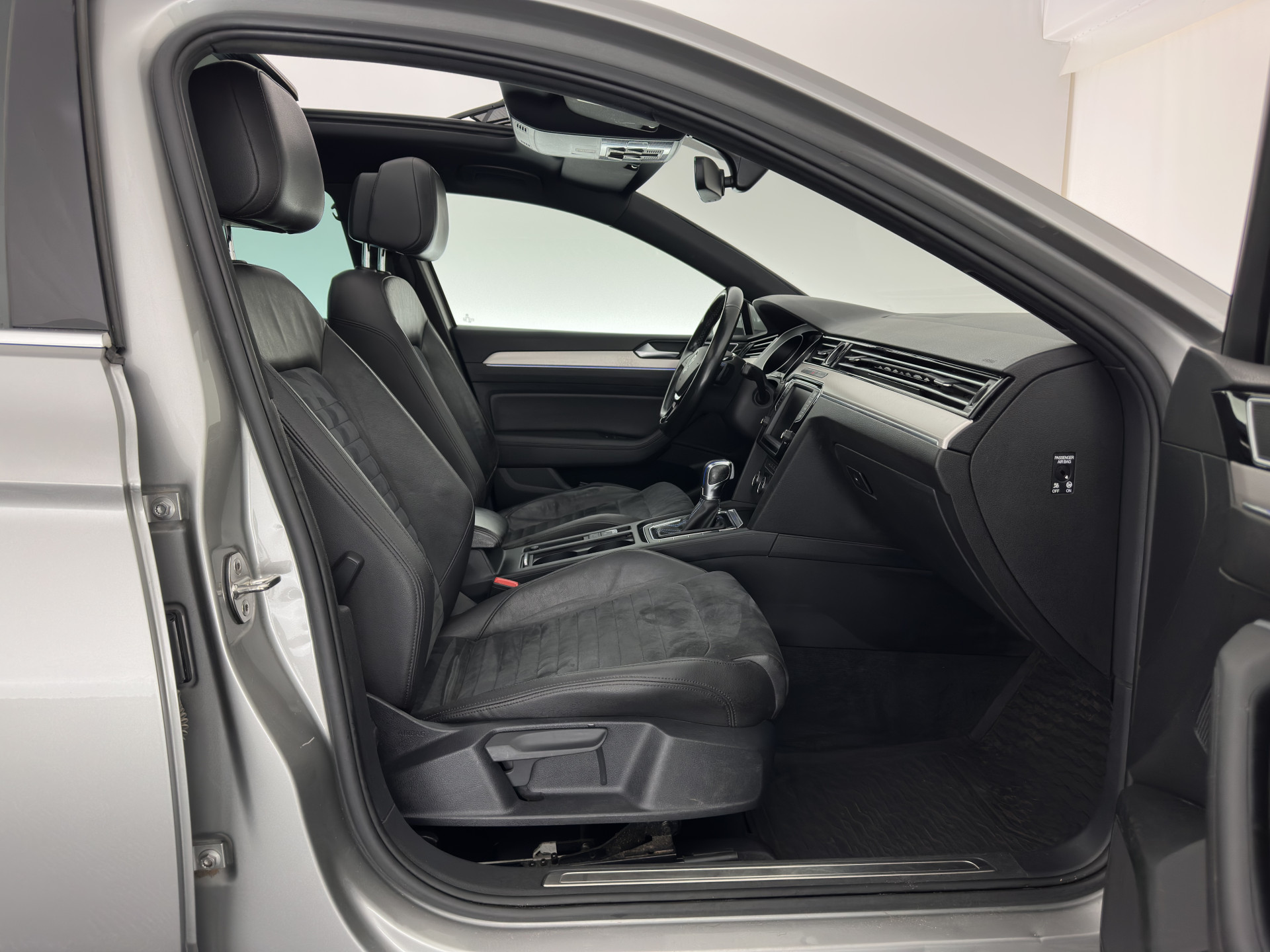 Volkswagen Passat Variant 1.4 TSI GTE Highline Plug-in Aut. *PANO | LEATHER-ALCANTARA | FULL-LED | CAMERA | NAVI-FULLMAP | ADAPTIVE-CRUISE | HEATED-ERGONOMIC-SPORTSEATS | KEYLESS | PDC | ECC | PRIVACY-GLASS | TOWBAR | AMBIENT-LIGHT | KEYLESS | ..