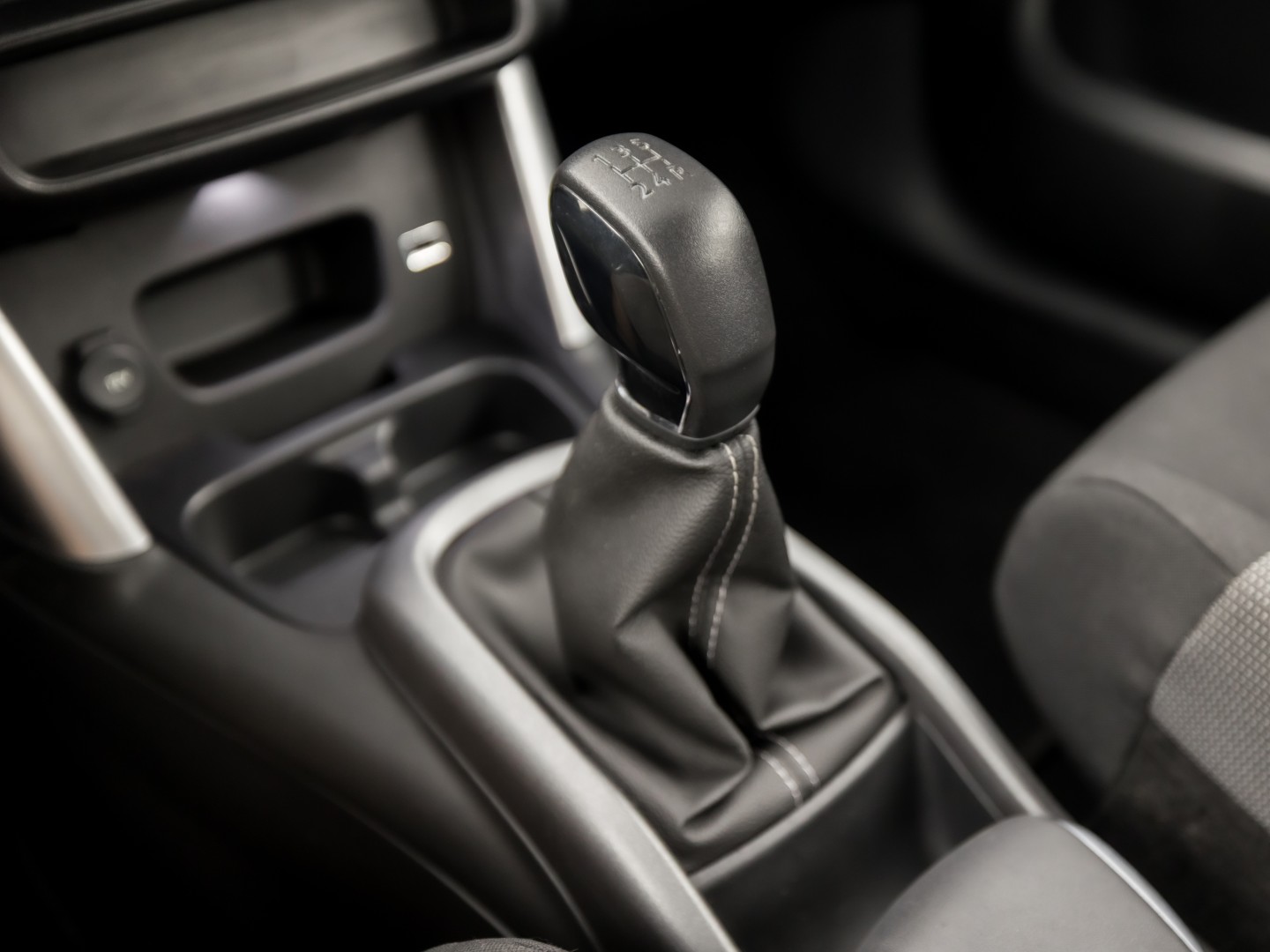 Citroën C3 Aircross 1.2 PureTech S&S Sport (APPLE CARPLAY, GROOT NAVI, LM VELGEN, TREKHAAK, GETINT GLAS, SPORTSTOELEN, CRUISE, NIEUWE APK, NIEUWSTAAT)