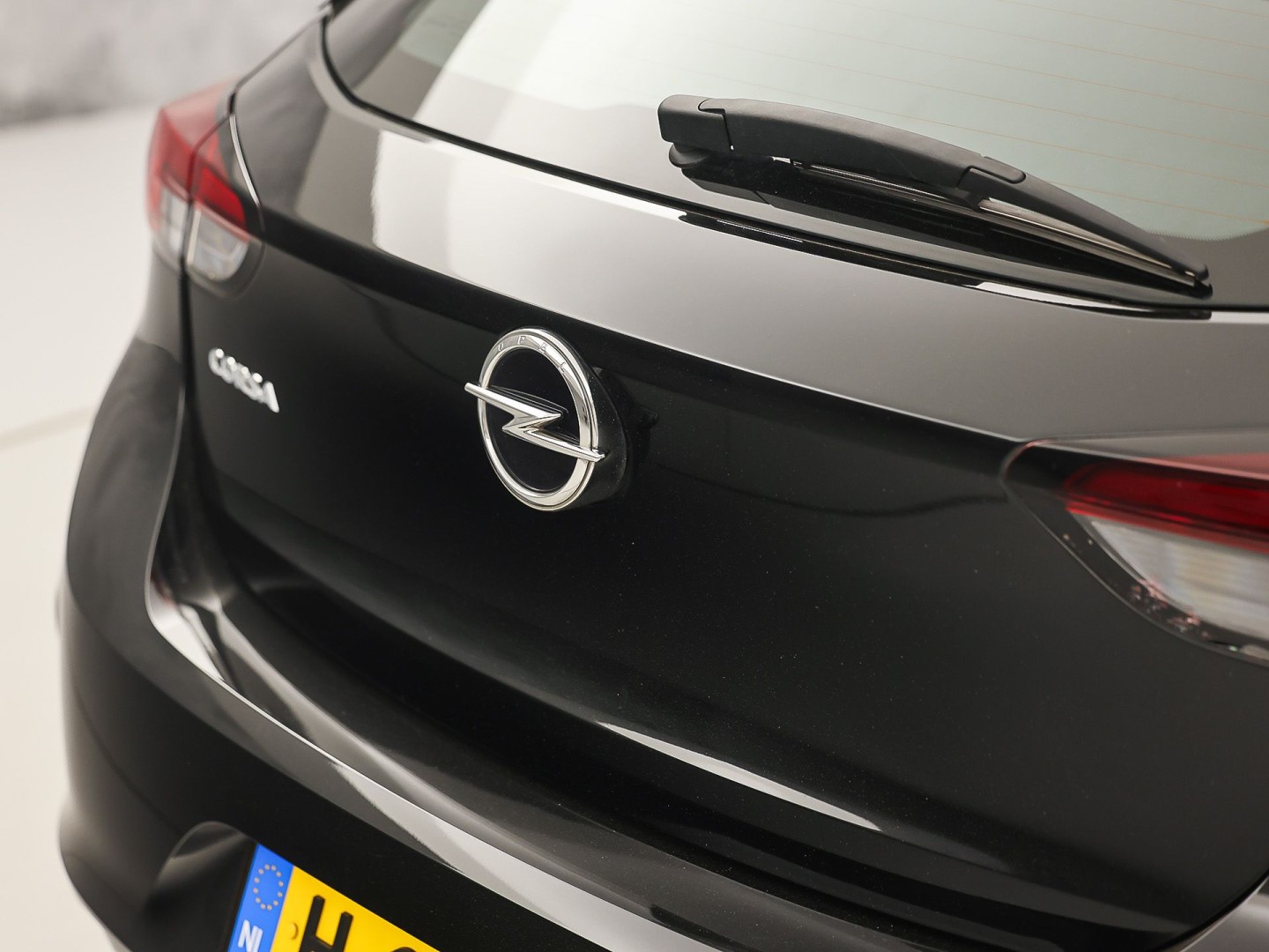 Opel Corsa 1.2 Sport (APPLE CARPLAY, LEDER STUURWIEL, SPORTSTOELEN, ELEK PAKKET, LANE ASSIST, NIEUWSTAAT)