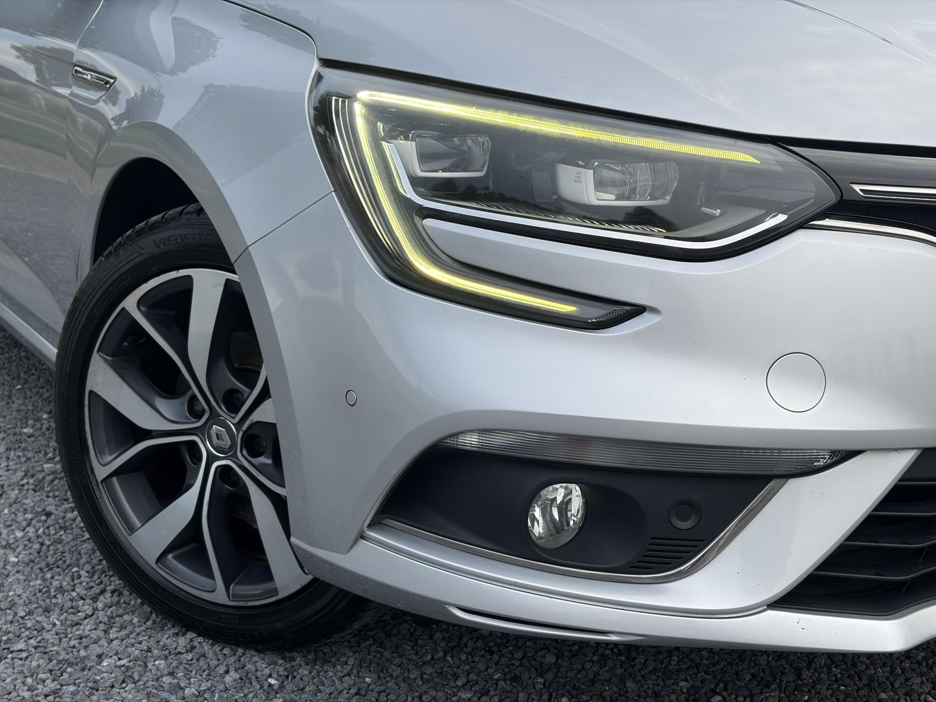 Renault Mégane Estate 1.2 TCe Bose ✓2 Eigenaar✓Pano✓Camera✓Net beurt gehad✓Navi✓Keyless✓Clima✓Cruise✓Leder✓131pk✓Pdc V+A✓6 Bak✓Rijstrooksensor✓Dodehoeksensor✓17'' Lm velgen✓N.A.P✓Apk tot 09-2027