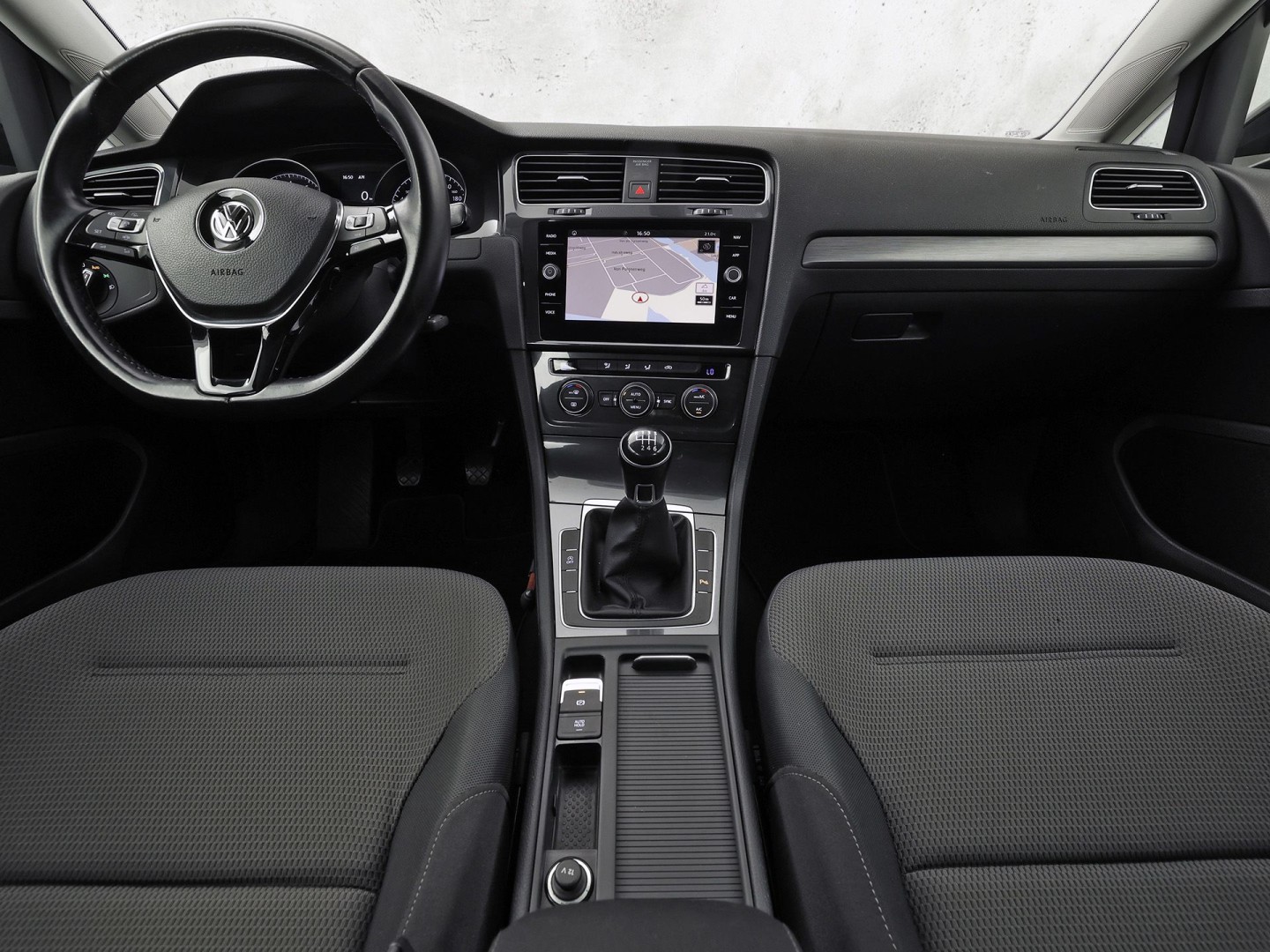 Volkswagen Golf 1.0 TSI Sportline (APPLE CARPLAY, NAP, GROOT NAVI, CLIMATE, PARKEERSENSOREN, SPORTSTOELEN, LM VELGEN, ADAPTIVE CRUISE, NIEUWSTAAT)