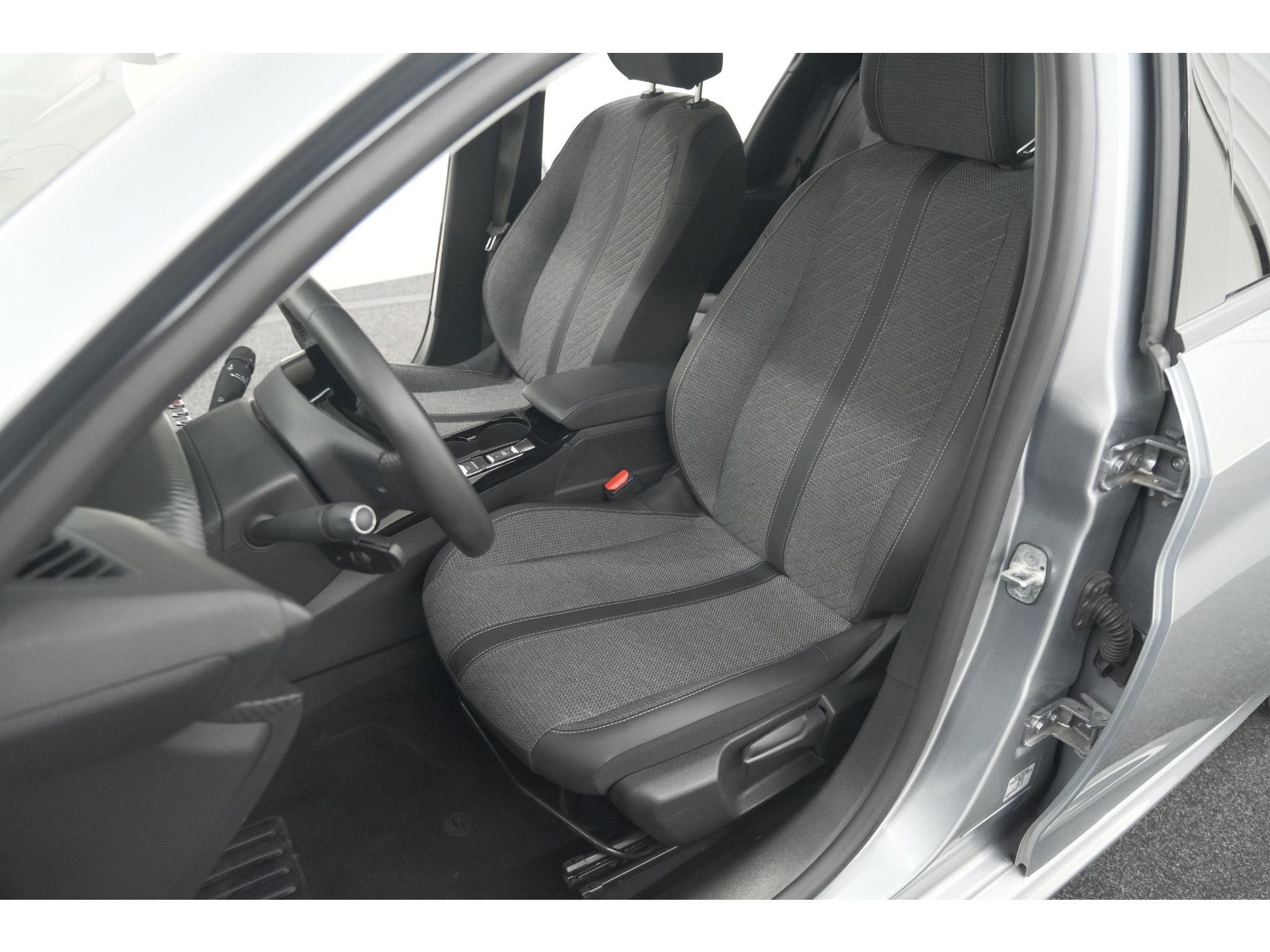 Peugeot 208 PureTech 100 Allure Pack | Nieuw Model | Apple CarPlay | Parkeersensoren | Climate Control