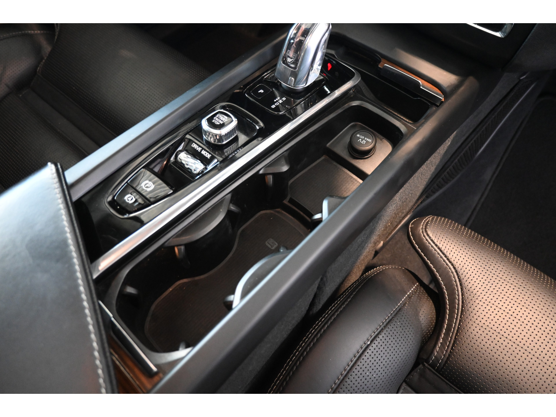 Volvo XC60 2.0 T8 Twin Engine AWD Inscription Harman/Kardon Navigatie Panoramadak Carplay Goed Onderhouden! Inruil Mogelijk!