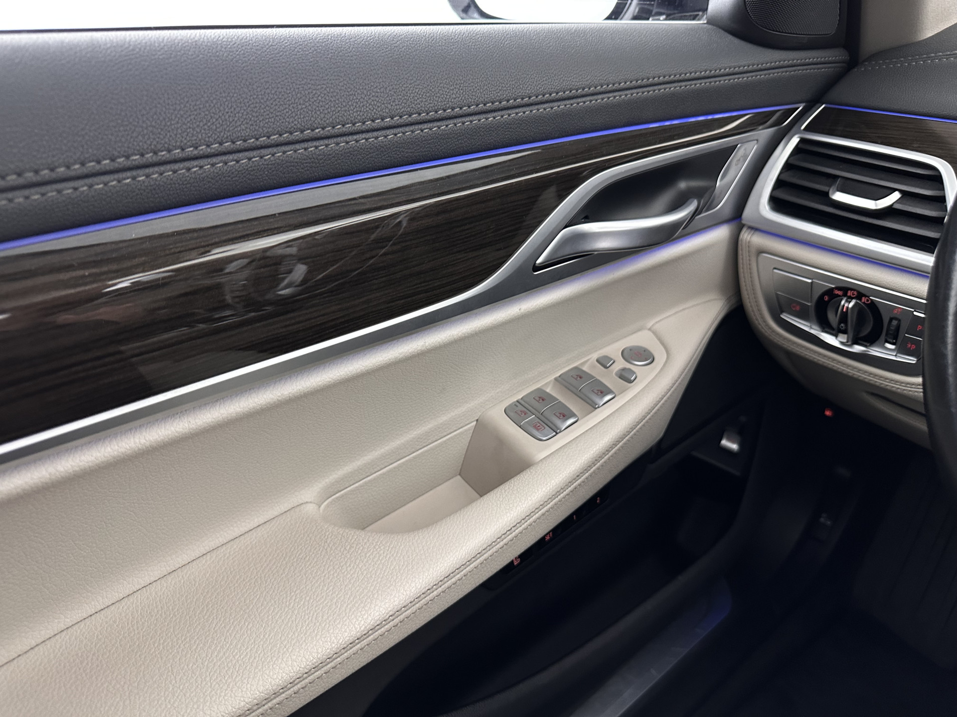 BMW 7-serie 745Le (Plug-in) (INCL-BTW) *PANO | LEATHER | FULL-LED | HEAD-UP | BLINDSPOT | MEMORY-PACK | DIGI-COCKPIT | KEYLESS | DAB+ | CAMERA | HEATED-COMFORTSEATS | AMBIENTLIGHT | CARPLAY | SHIFTPADDLES | 18''ALU*